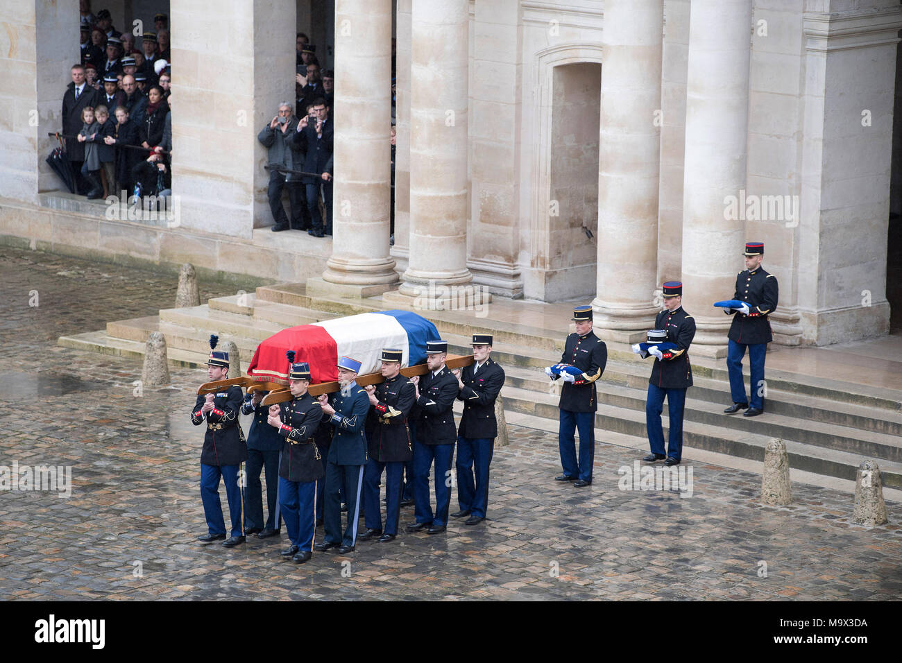 (180328) -- Paris, 28 mars 2018 (Xinhua) -- la garde républicaine française portent le cercueil, recouvert du drapeau du héros général Arnaud Beltrame à Paris, France le 28 mars 2018. Au milieu des pluies, une cérémonie a eu lieu le mercredi à la musée de l'armée des Invalides à Paris pour rendre hommage à l'agent de héros Arnaud Beltrame, qui est mort de graves blessures qu'il a lorsqu'il a lui-même volontairement échangé pour une otage lors d'une attaque contre un supermarché de Trèbes, le sud de la France, vendredi. (Xinhua/Jack Chan)(zjl) Banque D'Images (180328) -- Paris, 28 mars 2018 (Xinhua) -- la garde républicaine française portent le cercueil, recouvert du drapeau du héros général Arnaud Beltrame à Paris, France le 28 mars 2018. Au milieu des pluies, une cérémonie a eu lieu le mercredi à la musée de l'armée des Invalides à Paris pour rendre hommage à l'agent de héros Arnaud Beltrame, qui est mort de graves blessures qu'il a lorsqu'il a lui-même volontairement échangé pour une otage lors d'une attaque contre un supermarché de Trèbes, le sud de la France, vendredi. (Xinhua/Jack Chan)(zjl) Banque D'Images