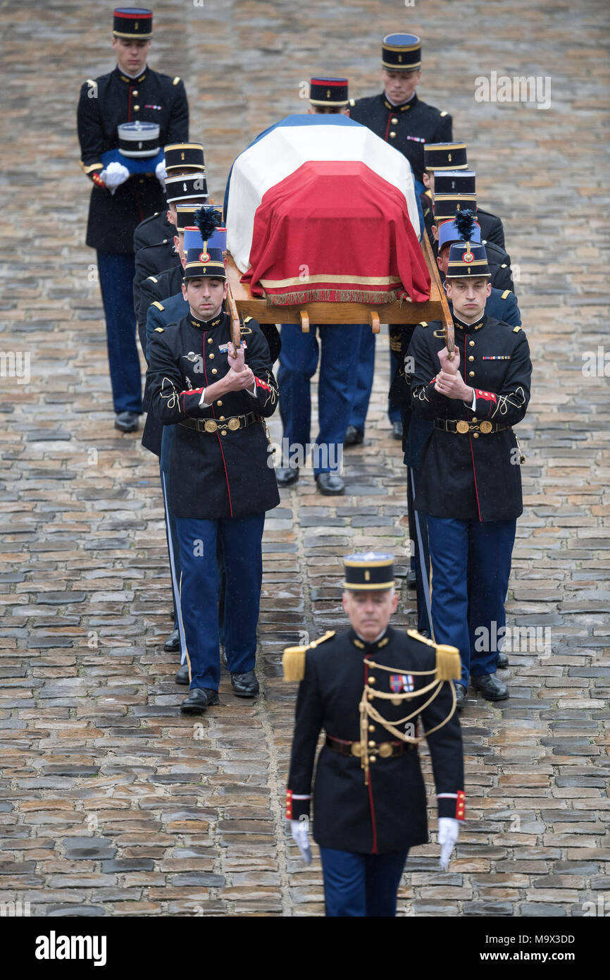 (180328) -- Paris, 28 mars 2018 (Xinhua) -- la garde républicaine française portent le cercueil, recouvert du drapeau du héros général Arnaud Beltrame à Paris, France le 28 mars 2018. Au milieu des pluies, une cérémonie a eu lieu le mercredi à la musée de l'armée des Invalides à Paris pour rendre hommage à l'agent de héros Arnaud Beltrame, qui est mort de graves blessures qu'il a lorsqu'il a lui-même volontairement échangé pour une otage lors d'une attaque contre un supermarché de Trèbes, le sud de la France, vendredi. (Xinhua/Jack Chan)(zjl) Banque D'Images (180328) -- Paris, 28 mars 2018 (Xinhua) -- la garde républicaine française portent le cercueil, recouvert du drapeau du héros général Arnaud Beltrame à Paris, France le 28 mars 2018. Au milieu des pluies, une cérémonie a eu lieu le mercredi à la musée de l'armée des Invalides à Paris pour rendre hommage à l'agent de héros Arnaud Beltrame, qui est mort de graves blessures qu'il a lorsqu'il a lui-même volontairement échangé pour une otage lors d'une attaque contre un supermarché de Trèbes, le sud de la France, vendredi. (Xinhua/Jack Chan)(zjl) Banque D'Images