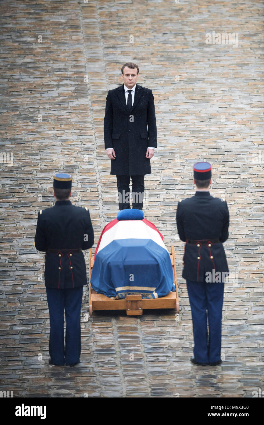 (180328) -- Paris, 28 mars 2018 (Xinhua) -- le président français Emmanuel Macron (C) rend hommage aux héros le cercueil du général Arnaud Beltrame à Paris, France le 28 mars 2018. Au milieu des pluies, une cérémonie a eu lieu le mercredi à la musée de l'armée des Invalides à Paris pour rendre hommage à l'agent de héros Arnaud Beltrame, qui est mort de graves blessures qu'il a lorsqu'il a lui-même volontairement échangé pour une otage lors d'une attaque contre un supermarché de Trèbes, le sud de la France, vendredi. (Xinhua/Jack Chan)(zjl) Banque D'Images (180328) -- Paris, 28 mars 2018 (Xinhua) -- le président français Emmanuel Macron (C) rend hommage aux héros le cercueil du général Arnaud Beltrame à Paris, France le 28 mars 2018. Au milieu des pluies, une cérémonie a eu lieu le mercredi à la musée de l'armée des Invalides à Paris pour rendre hommage à l'agent de héros Arnaud Beltrame, qui est mort de graves blessures qu'il a lorsqu'il a lui-même volontairement échangé pour une otage lors d'une attaque contre un supermarché de Trèbes, le sud de la France, vendredi. (Xinhua/Jack Chan)(zjl) Banque D'Images