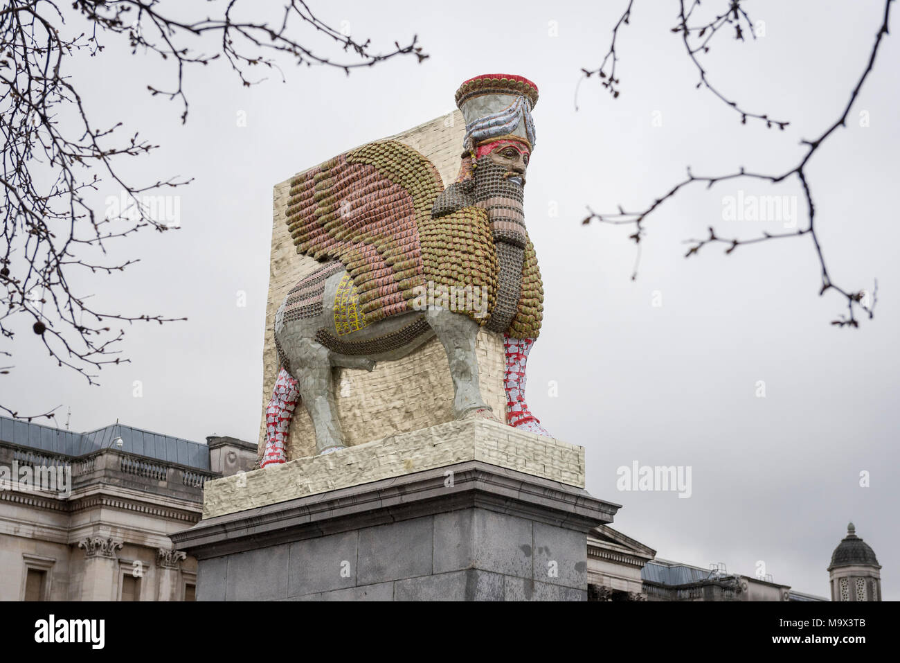 (180328) -- Londres, 28 mars 2018 (Xinhua) -- Photo prise le 28 mars 2018 Michael Rakowitz, montre la sculpture 'l'ennemi invisible ne devrait pas exister" sur le quatrième socle in London's Trafalgar Square, la Grande-Bretagne. La sculpture réalisée à partir de 10 500 canettes vides date iraquien, le sirop est une réplique de Lamassu, un taureau ailé et divinité protectrice, qui se tenait à l'entrée de la porte de Ninive Nergal à partir de 700 av. J.-C. jusqu'à ce qu'il a été détruit par ISIS en 2015. Il est le 12e travail à figurer sur le quatrième socle depuis le programme de mise en service a commencé en 1998, et sera sur la plinthe jusqu'en mars 2020. (Xinhua/Stephen Banque D'Images