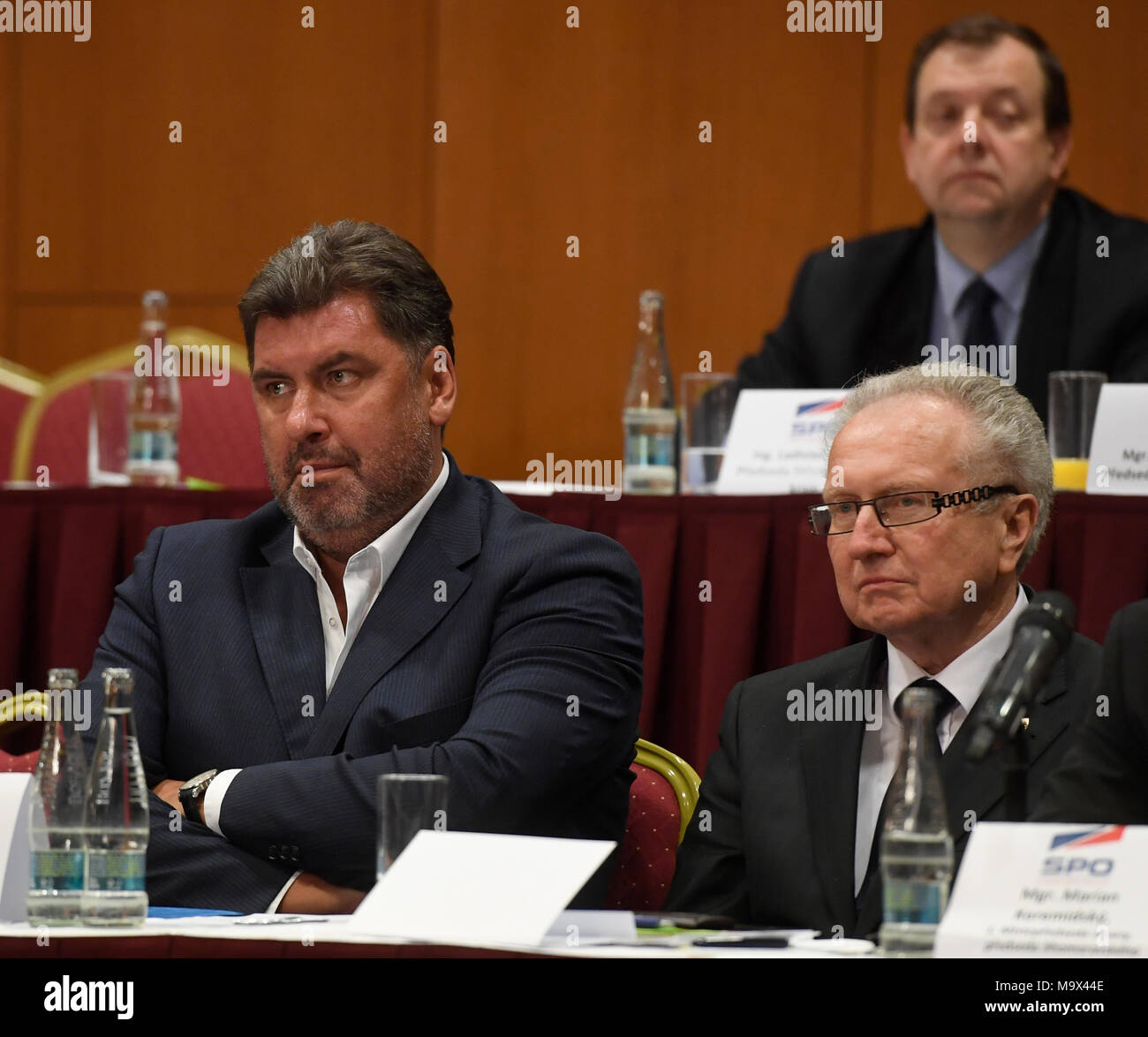 La République tchèque Parti extra-parlementaire des droits des citoyens (SPO), dont le président honoraire est le président Zeman, médecin élu Lubomir Necas, ancien médecin de Zeman, comme son président aujourd'hui, le mercredi 28 mars, 2018. La valeur d'une journée du congrès extraordinaire est de choisir une nouvelle direction du parti, étant donné que les dirigeants actuels ont offert leur démission suite à la défaite du SPO en octobre 2017 élection générale. Le sénateur Jan Veleba (avant droit) n'a pas son mandat de président. Martin Nejedly (à gauche), chef de Zeman aide, est l'un des vice-présidents de la SPO. (Photo/CTK Michal Krum Banque D'Images