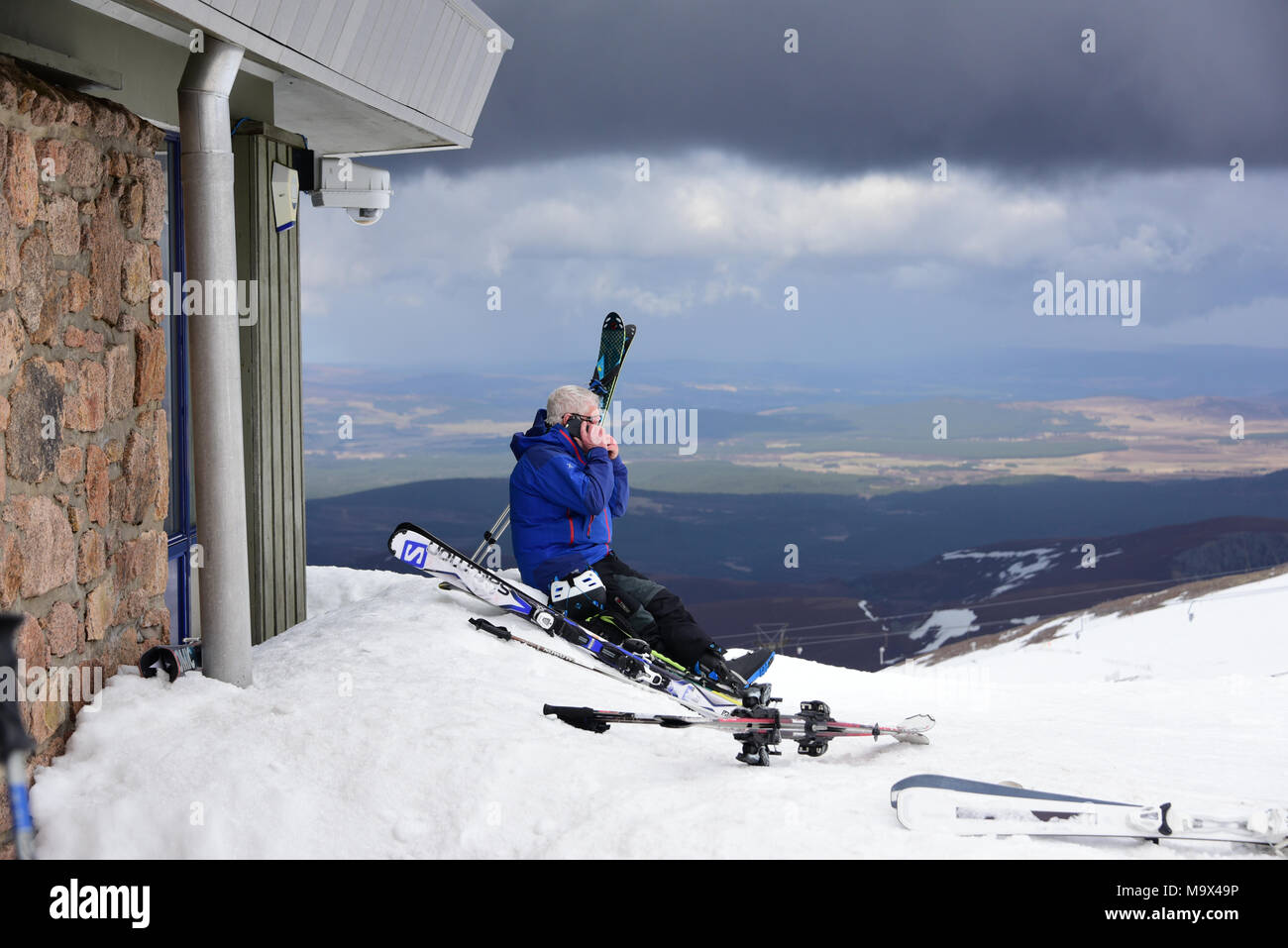 Aviemore, Scotland, United Kingdom, 28, mars, 2018. Un skieur prend une pause à l'extérieur du restaurant Ptarmigan à Cairngorm Mountain ski center comme les vacances de Pâques, © Ken Jack / Alamy Live News Banque D'Images