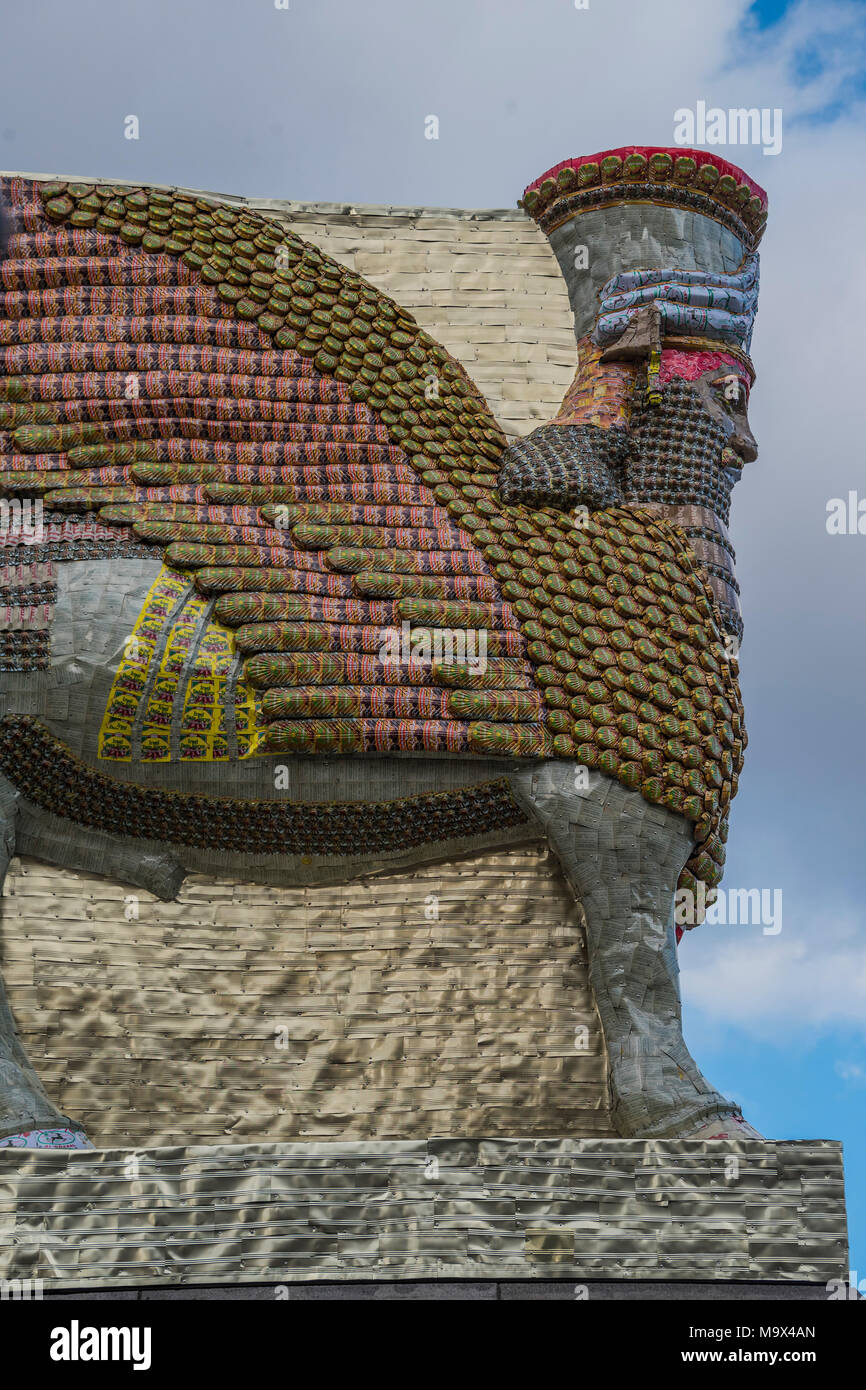 Londres, Royaume-Uni. 28 mars, 2018. L'ennemi invisible ne devrait pas exister, le dernier dessin pour la quatrième plinth à Trafalgar Square, par l'artiste Michael Rakowitz. Il est conçu comme un hommage à "quelque chose de bon dans l'esprit humain" et comme un centre de loisirs d'une statue détruite par ISIS en 2015. La sculpture, qui montre une bête ailé mythique appelé un Lamassu, est de 4,5 mètres de haut, a pris quatre mois pour construire et se compose de 10 500 canettes vides date iraquien érable symbolisant l'un des ex-industries florissantes brisées par la guerre. Crédit : Guy Bell/Alamy Live News Banque D'Images