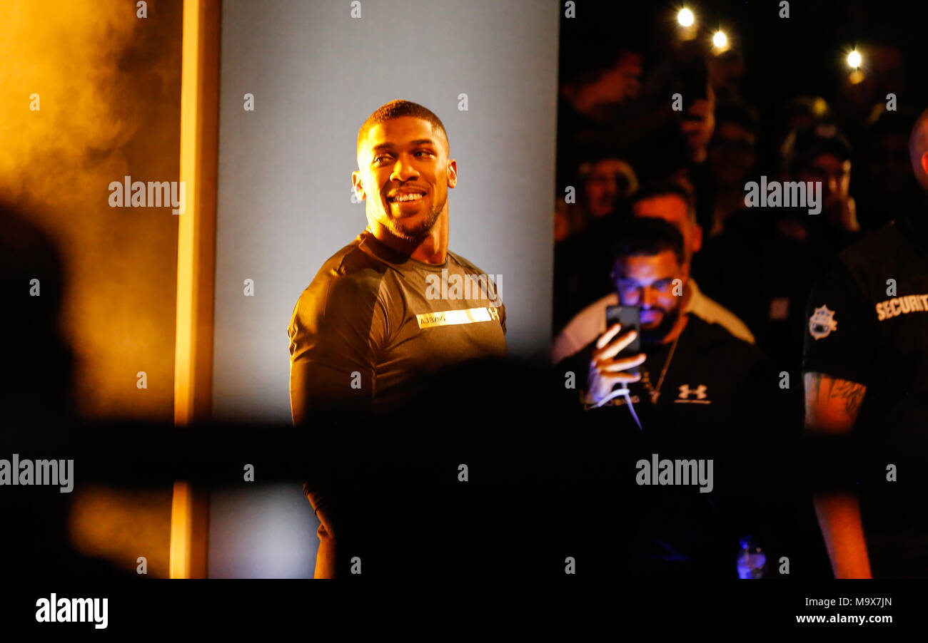 St Davids Hall, Cardiff, Pays de Galles, Royaume-Uni. 28 mars, 2018. Pour le pubis Anthony Josué V Joseph Parker titre mondial unifié de lutte. Anthony Joshua MBE au cours de l'entraînement, avec un club de boxe local Anthony Josué V Joseph Parker Crédit : Huw Fairclough/Alamy Live News Banque D'Images