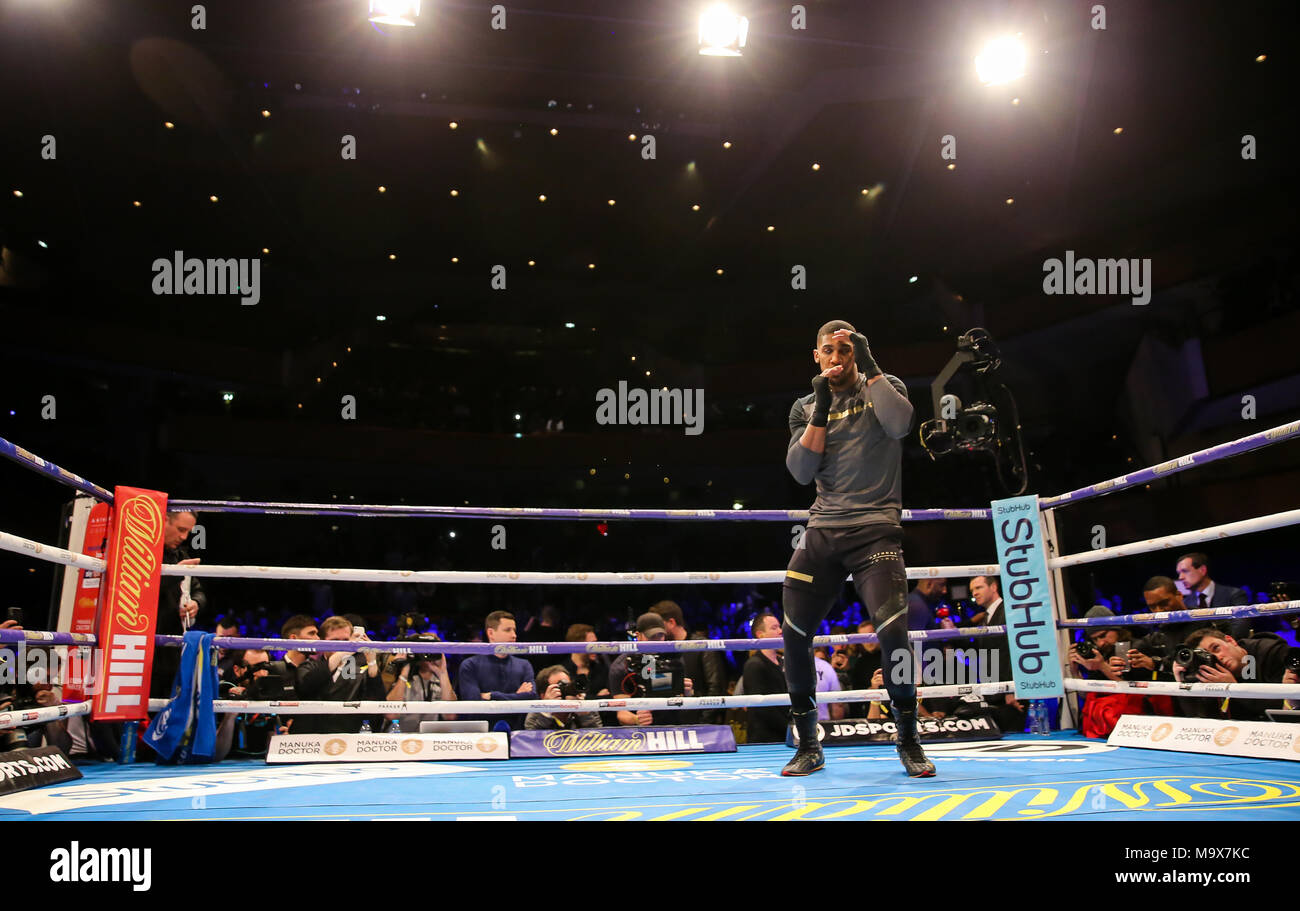 St Davids Hall, Cardiff, Pays de Galles, Royaume-Uni. 28 mars, 2018. Pour le pubis Anthony Josué V Joseph Parker titre mondial unifié de lutte. Anthony Joshua MBE au cours de l'entraînement, avec un club de boxe local Anthony Josué V Joseph Parker Crédit : Huw Fairclough/Alamy Live News Banque D'Images