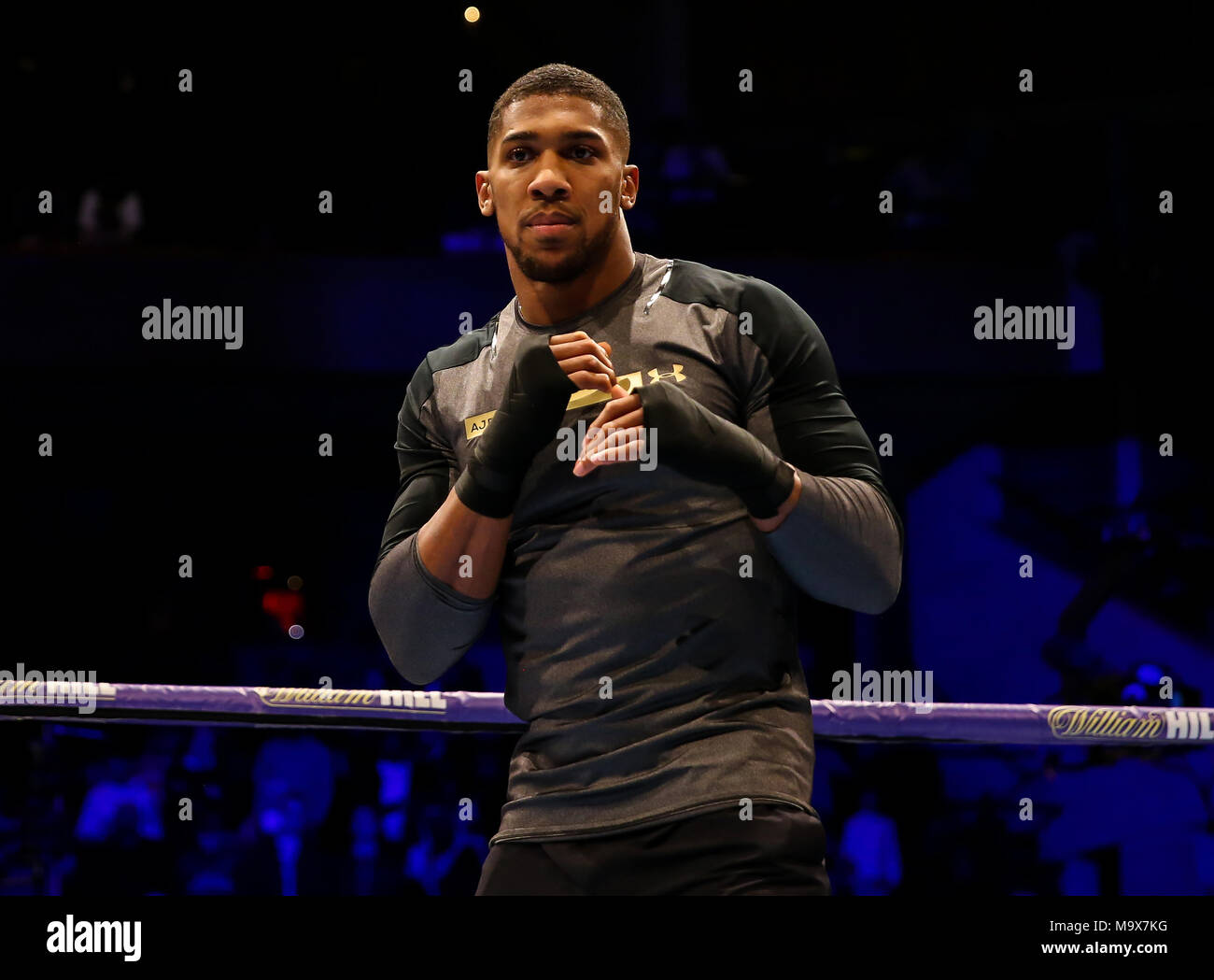 St Davids Hall, Cardiff, Pays de Galles, Royaume-Uni. 28 mars, 2018. Pour le pubis Anthony Josué V Joseph Parker titre mondial unifié de lutte. Anthony Joshua MBE au cours de l'entraînement, avec un club de boxe local Anthony Josué V Joseph Parker Crédit : Huw Fairclough/Alamy Live News Banque D'Images