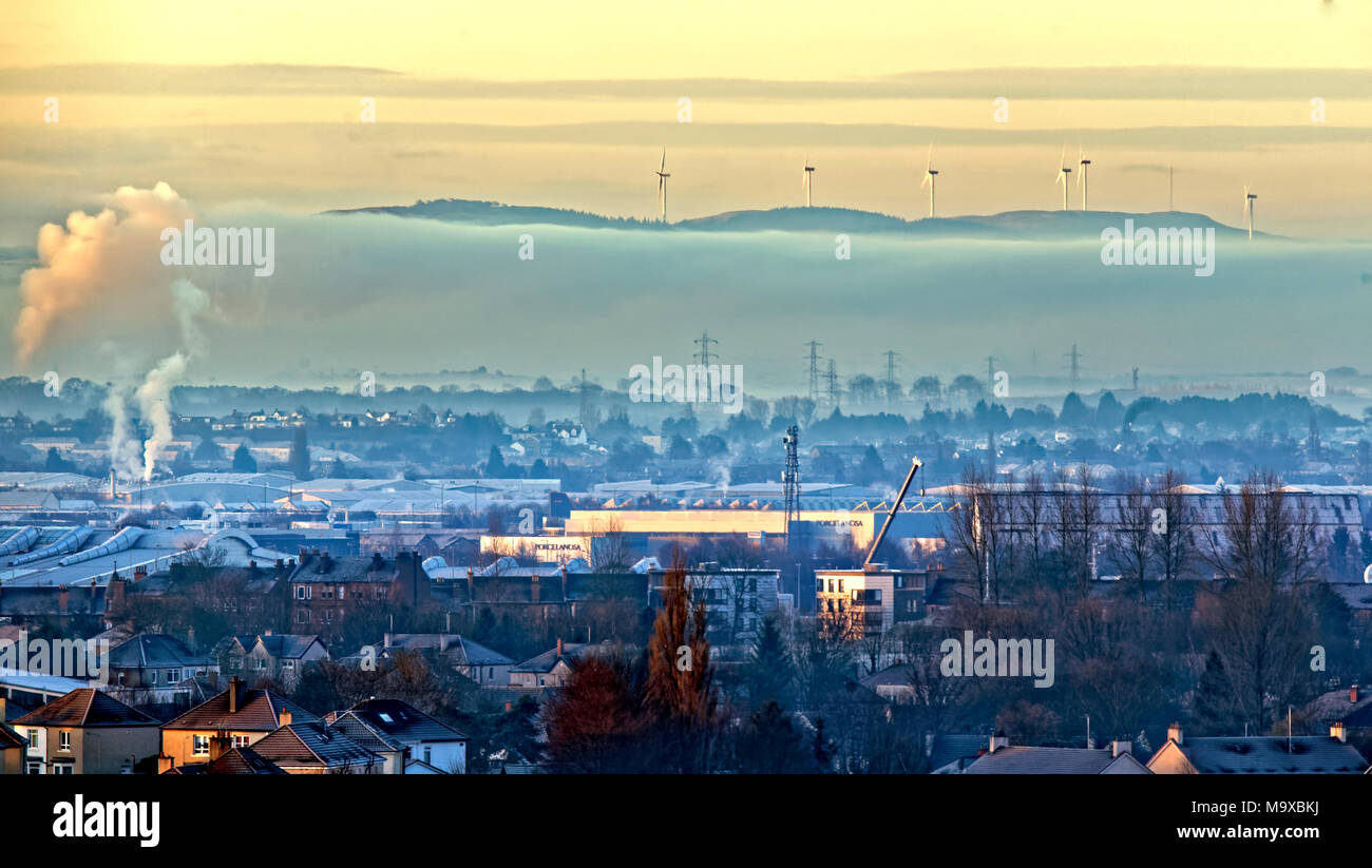 Glasgow, Écosse, Royaume-Uni 29 mars 2018. Météo France : le gel de matin avec le brouillard et la brume provoque une spectaculaire et le brouillard début pittoresque sur la ville.Whitelee wind farm et Eaglesham moor deviendra une île dans la mer de brouillard au-dessus du sud de la ville Gerard Ferry/Alamy news Crédit : Gérard ferry/Alamy Live News Banque D'Images