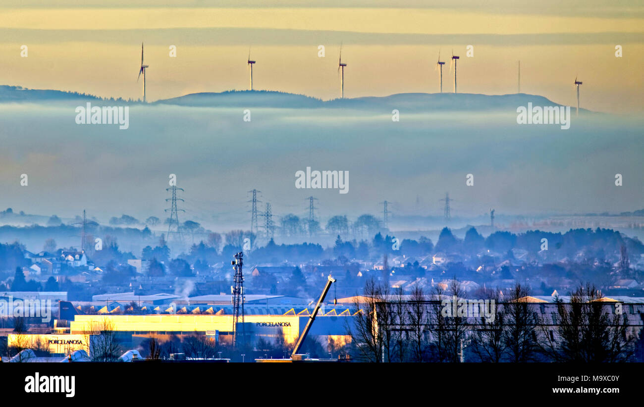 Glasgow, Écosse, Royaume-Uni 29 mars 2018. Météo France : le gel de matin de brouillard et brume sur porcelnosa provoque une spectaculaire et le brouillard début pittoresque sur la ville.Whitelee wind farm et Eaglesham moor deviendra une île dans la mer de brouillard au-dessus des chantiers navals de la Clyde et le braehead au sud de la ville Gerard Ferry/Alamy news Crédit : Gérard ferry/Alamy Live News Banque D'Images