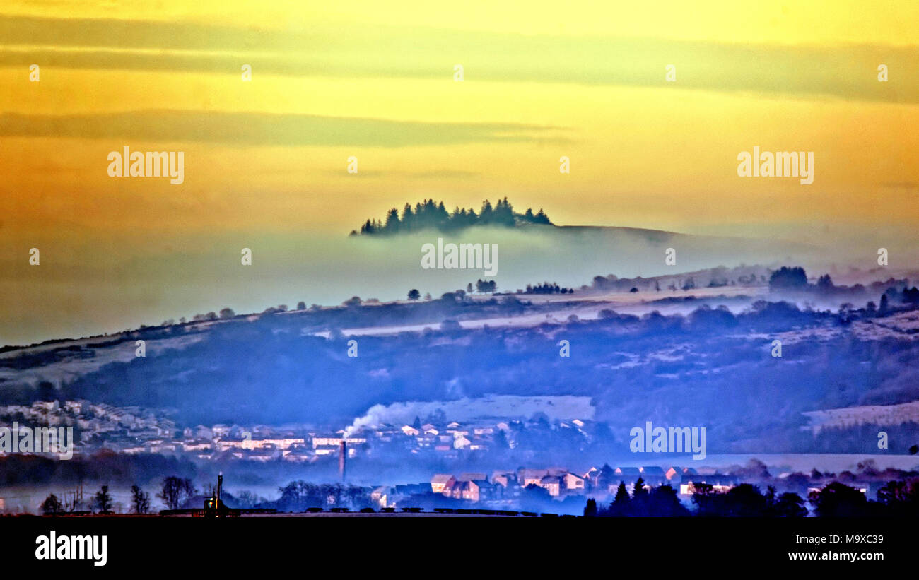 Glasgow, Écosse, Royaume-Uni 29 mars 2018. Météo France : le gel de matin avec le brouillard et la brume provoque une spectaculaire et le brouillard début pittoresque sur la ville.Whitelee wind farm et Eaglesham moor deviendra une île dans la mer de brouillard au-dessus des chantiers navals de la Clyde et le braehead au sud de la ville Gerard Ferry/Alamy news Crédit : Gérard ferry/Alamy Live News Banque D'Images