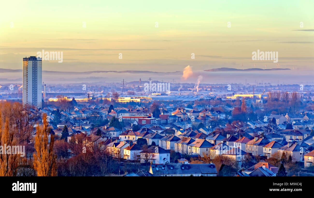 Glasgow, Écosse, Royaume-Uni 29 mars 2018. Météo France : le gel de matin avec le brouillard et la brume provoque une spectaculaire et le brouillard début pittoresque sur la ville.Woods et d'éoliennes sur Eaglesham moor deviennent des îles dans la mer de brouillard au-dessus de Knightswood, Scotstoun dans le nord avec Clydeside au sud de la ville et la banlieue de Neilston Barhead au-delà du sud de la ville Gerard Ferry/Alamy news Crédit : Gérard ferry/Alamy Live News Banque D'Images