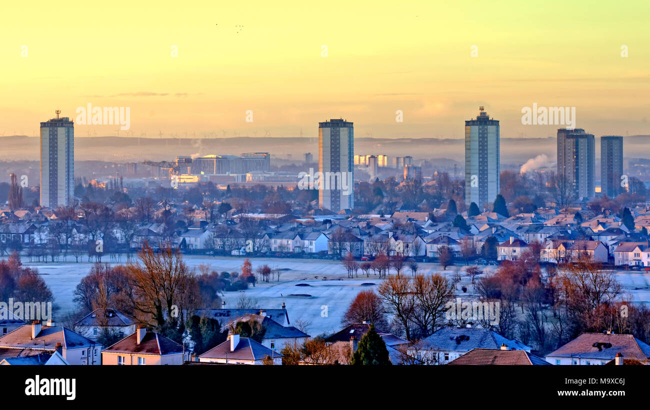 Glasgow, Écosse, Royaume-Uni 29 mars 2018. Météo France : le gel de matin avec le brouillard et la brume provoque une spectaculaire et le brouillard début pittoresque sur la ville.Les verts de golf Knightswood deviennent blanches dans l'ombre de scotstoun tours et la Grue titan sur la Clyde est située à proximité de l'université Queen Elizabeth Hospital comme la brume stratifie le sud de la ville sous le Whitlee wind farm au loin dans les collines au-dessus de Glasgow Gérard Ferry/Alamy news Banque D'Images