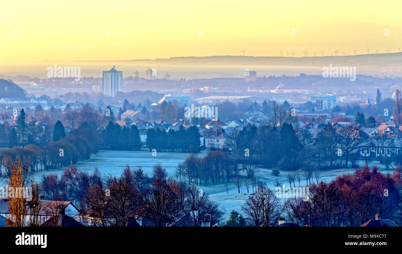 Glasgow, Écosse, Royaume-Uni 29 mars 2018. Météo France : le gel de matin avec le brouillard et la brume provoque une spectaculaire et le brouillard début pittoresque sur la ville.Les verts de golf tour Knightswood en blanc comme la brume Scotstoun stratifie les tours au sud de la ville Gerard Ferry/Alamy news Crédit : Gérard ferry/Alamy Live News Banque D'Images