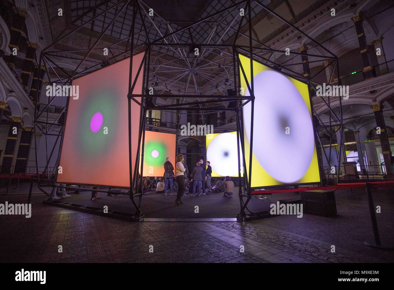 Berlin, Allemagne. 29 mars 2018, photo de l'installation 'formalisme vide' par Brian Eno dans les "isme" Hexadome dans le bâtiment Martin Gropius. L'installation s'affiche en couleurs et surfaces en constante évolution sur la toile tandis que les sons sphériques jouer. Le travail fait partie de l'exposition 'isme' Hexadome. Photo : Jörg Carstensen/dpa dpa : Crédit photo alliance/Alamy Live News Banque D'Images