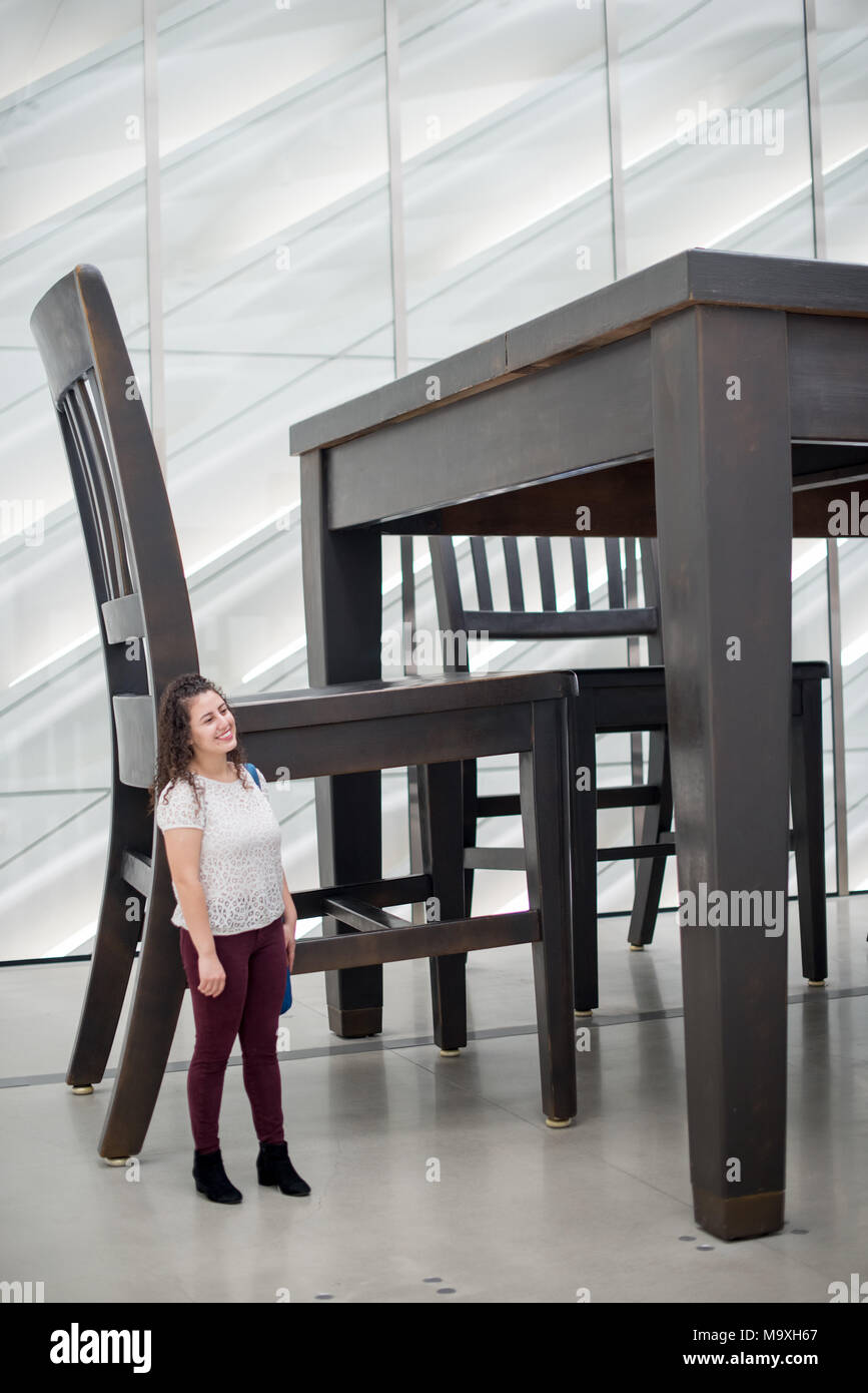 LOS ANGELES, CA - 15 mars 2018 : Robert Therrien, sous la table (1994), les grandes Museum, dans le centre-ville de Los Angeles le 15 mars 2018. Banque D'Images