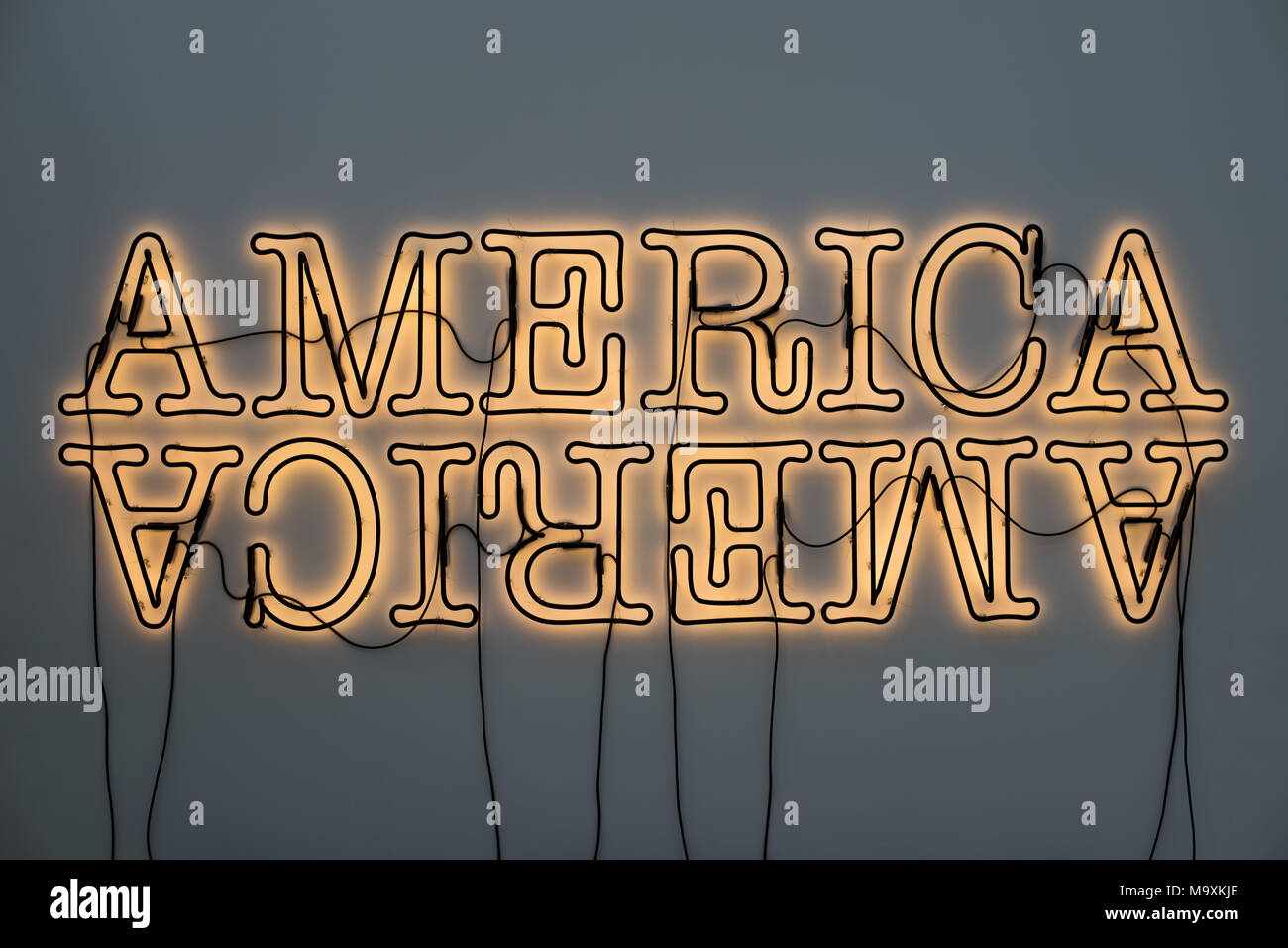 LOS ANGELES, CA - 15 mars 2018 : "double Nord 2', 2014 par Glenn Ligon dans le vaste musée en centre-ville de Los Angeles le 15 mars 2018. Banque D'Images