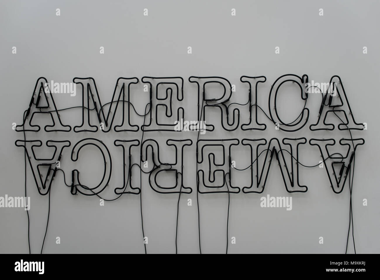 LOS ANGELES, CA - 15 mars 2018 : "double Nord 2', 2014 par Glenn Ligon dans le vaste musée en centre-ville de Los Angeles le 15 mars 2018. Banque D'Images