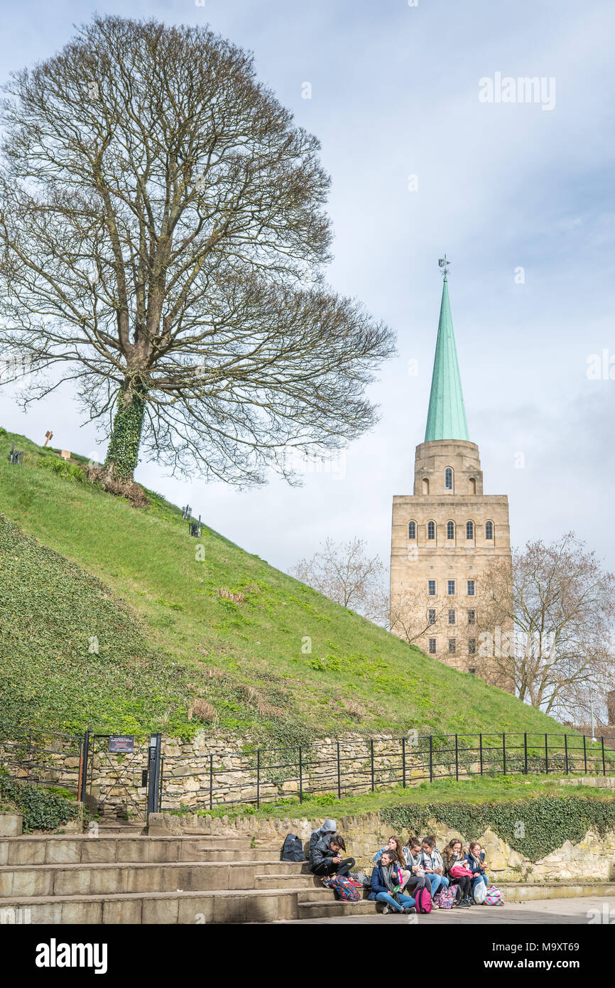 Un groupe d'étudiants prennent leur repas de midi au pied de la norman construit mound (motte) du château de la ville d'Oxford, en Angleterre, avec la tour de th Banque D'Images