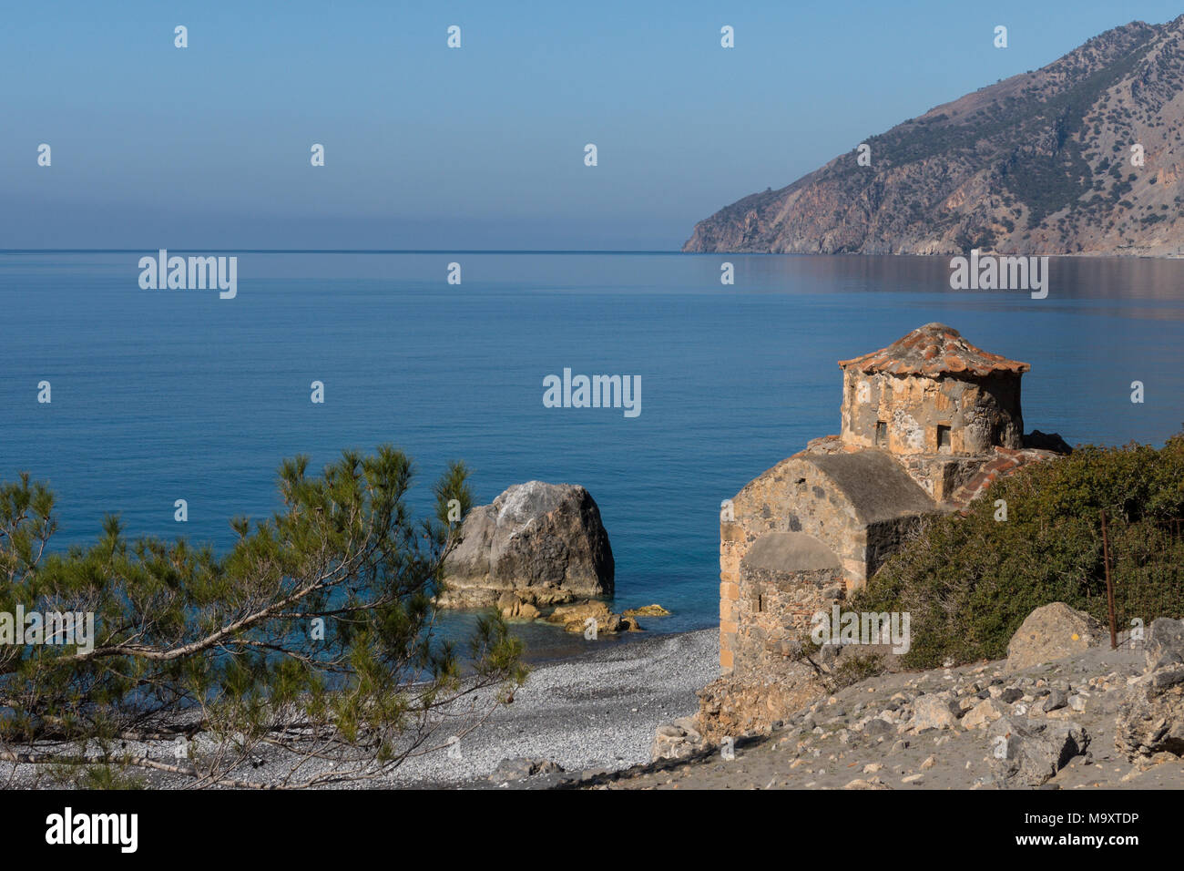 Église d'Agios Pavlos sur une plage sur la côte sud de la Crète, il ne peut être atteint à pied à la suite du sentier européen E4 Banque D'Images