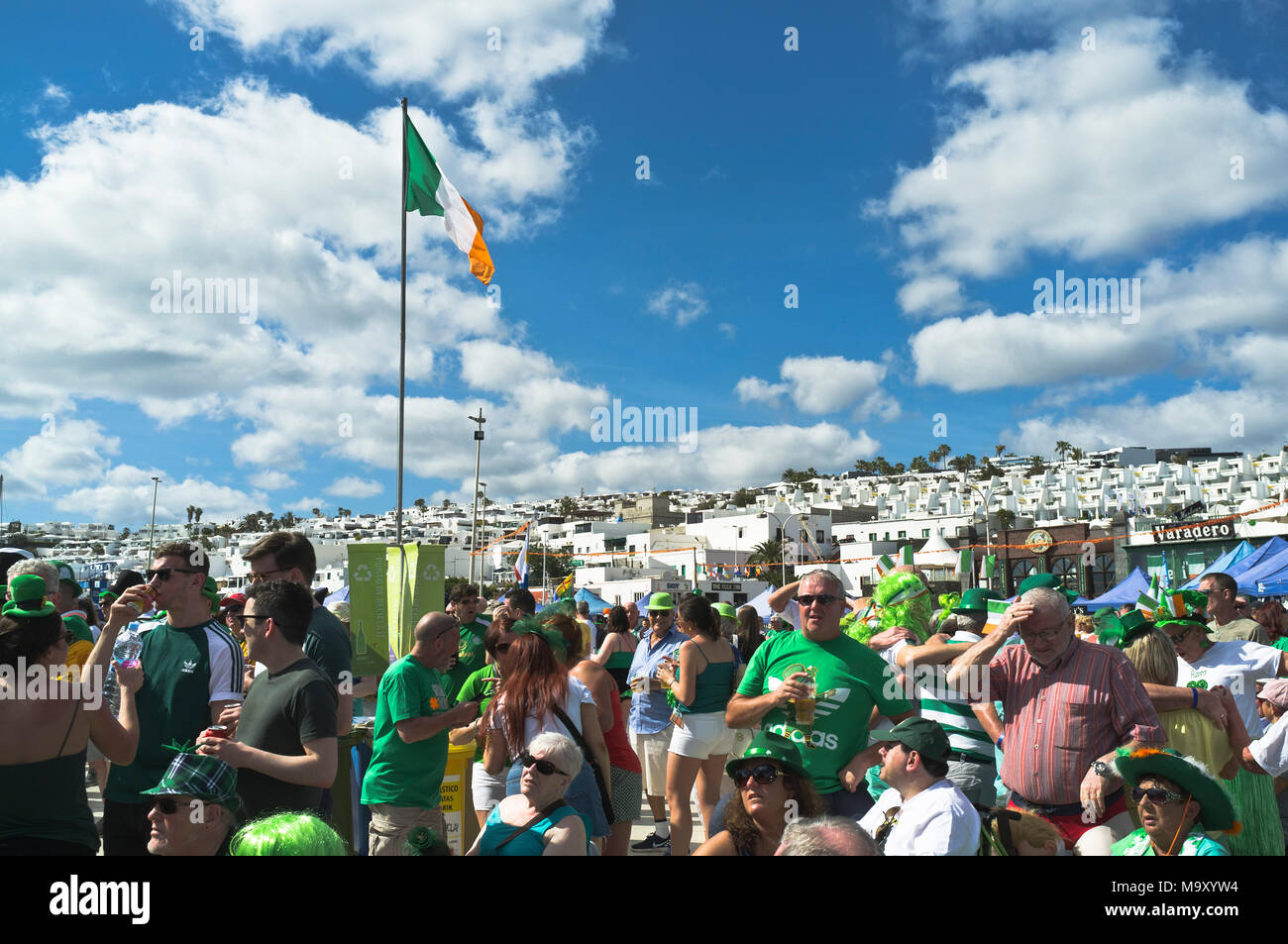 dh St Patricks Day PUERTO DEL CARMEN LANZAROTE Irish holidaymakers célébration de célébrations à l'étranger personnes patrick fête foules vacances Banque D'Images