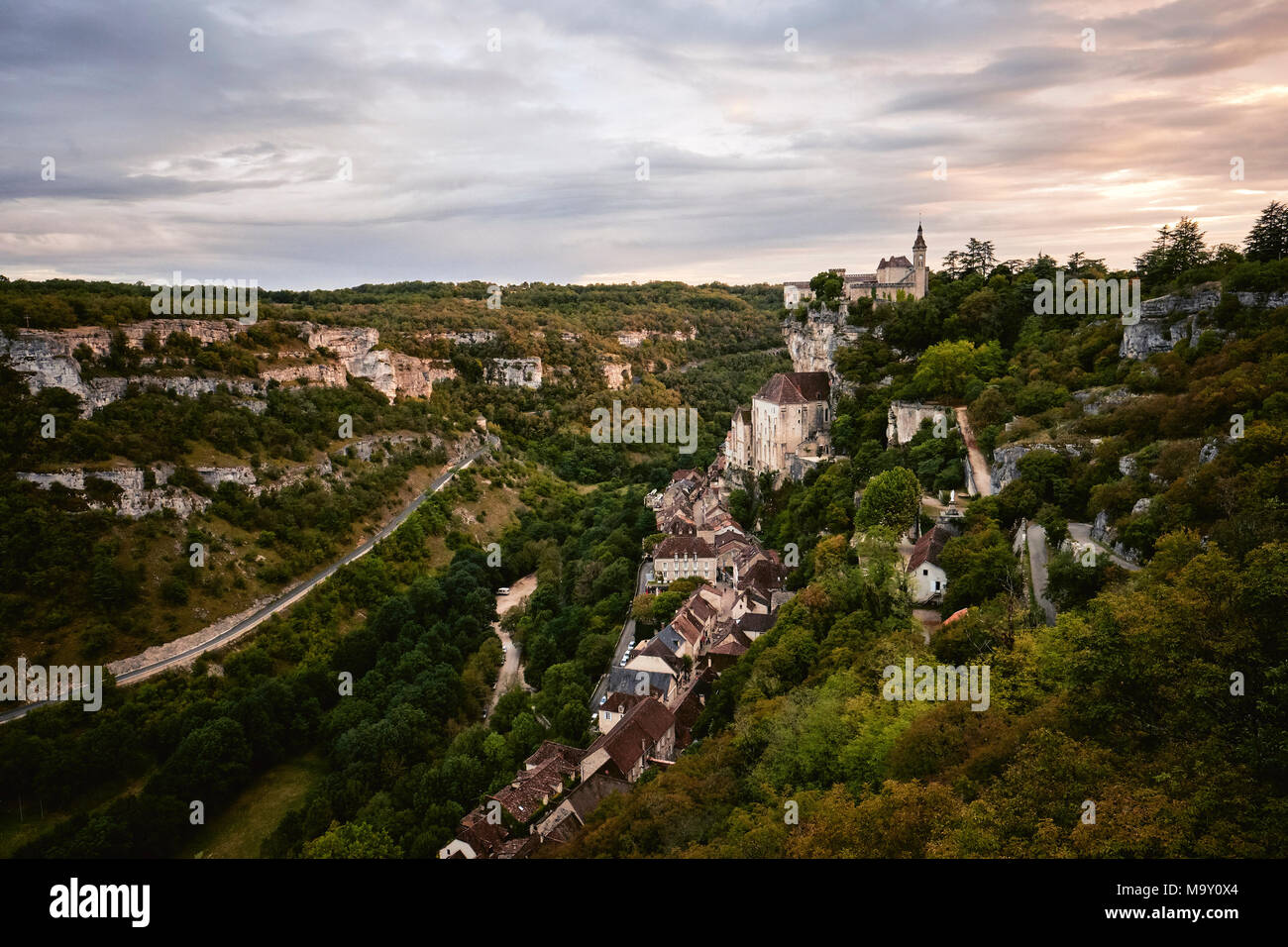 Rocamadour est un village de falaise verticale le centre-sud de la France. Connu pour la Cité Réligieuse complexe de bâtiments religieux et pour ses nombreuses étapes Banque D'Images Rocamadour est un village de falaise verticale le centre-sud de la France. Connu pour la Cité Réligieuse complexe de bâtiments religieux et pour ses nombreuses étapes Banque D'Images