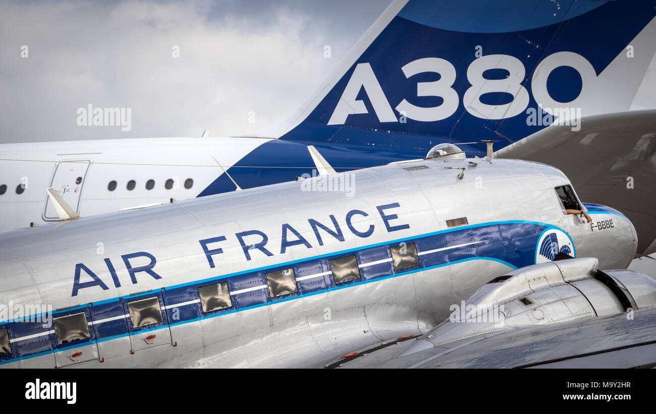 PARIS, FRANCE - JUN 23, 2017 : Dakota DC-3 Vintage d'Air France devant le grand avion de ligne moderne Airbus A380 au salon du Bourget.2017 Banque D'Images
