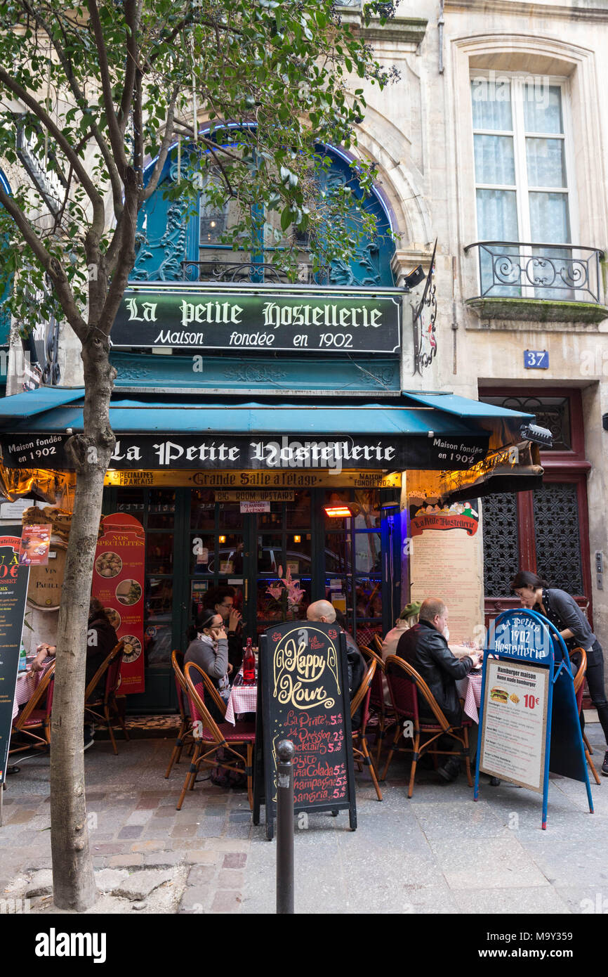 Le restaurant français traditionnel La Petite Hostellerie située près du boulevard Saint Michel à Paris, France. Banque D'Images