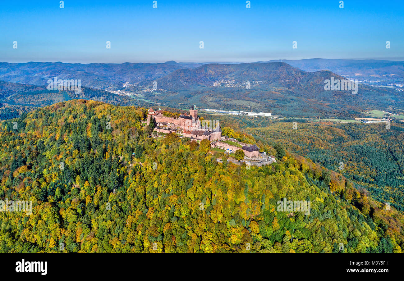 Panorama de l'antenne du Château du Haut-Koenigsbourg dans les Vosges. Une attraction touristique en Alsace, France Banque D'Images