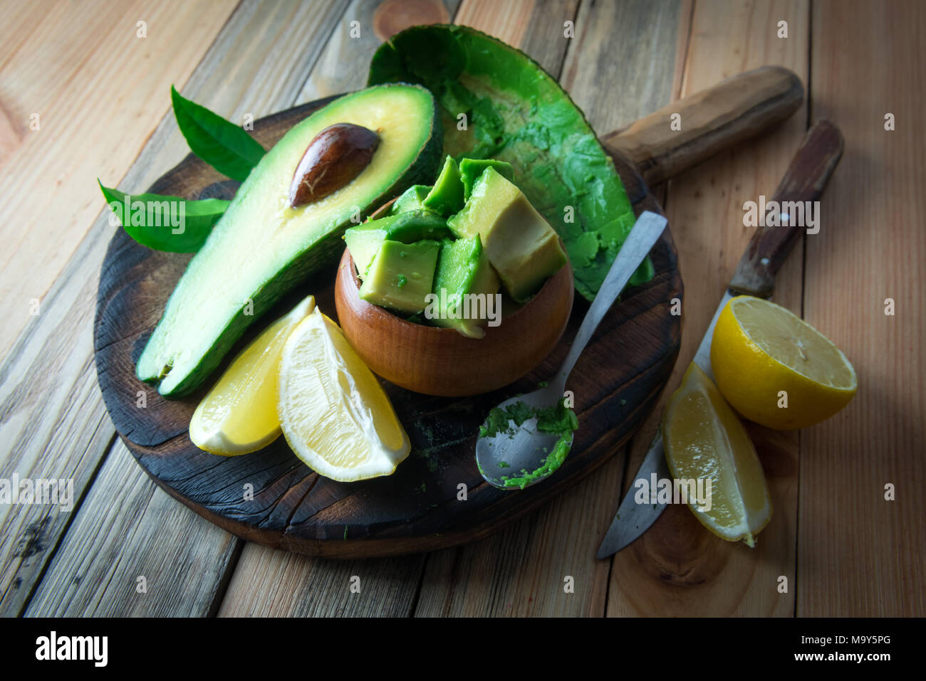 Avocat frais Fruits sur une planche en bois Banque D'Images