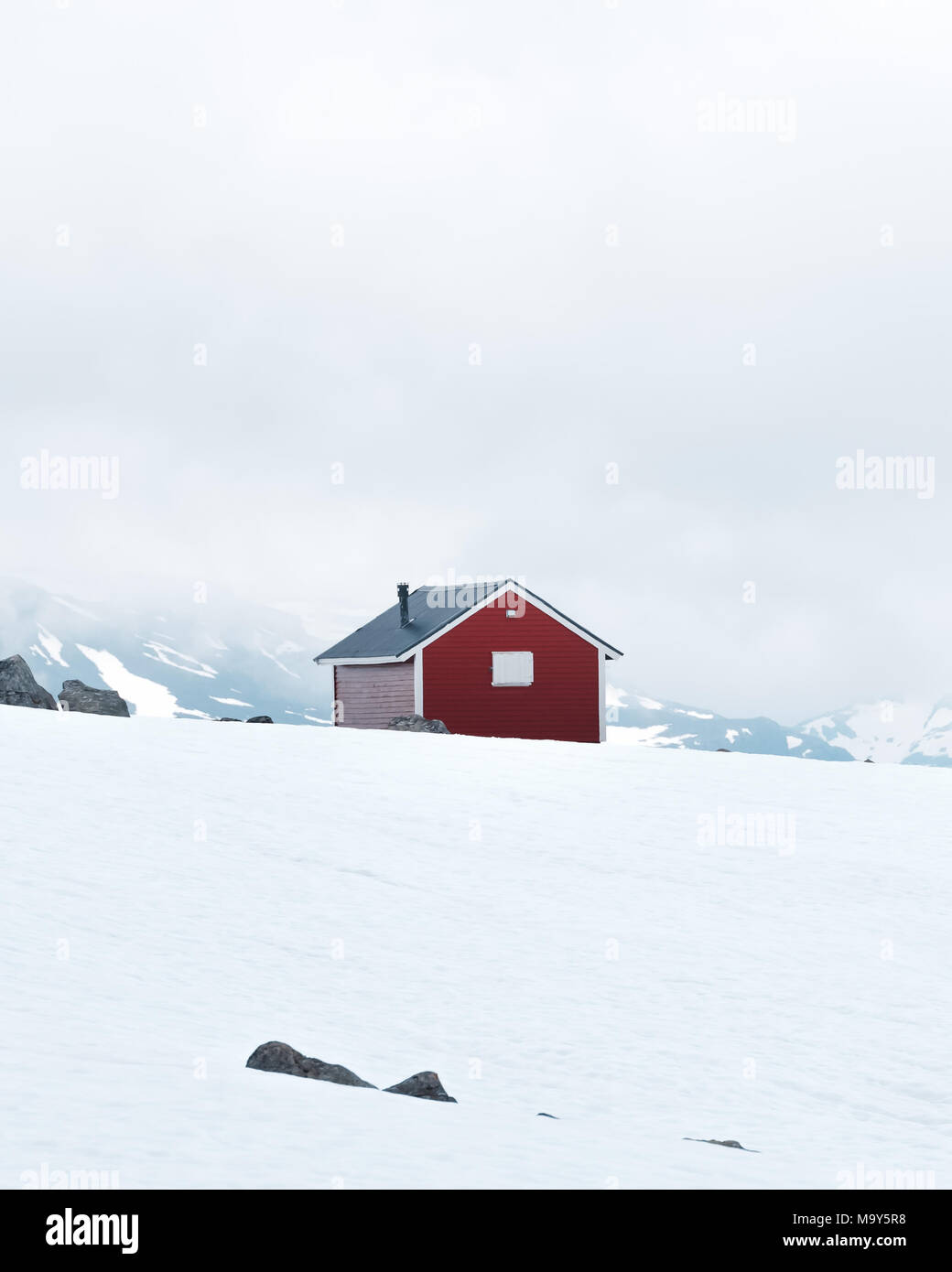 Norvégien typique maison en bois rouge Banque D'Images