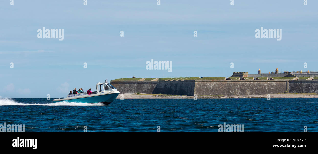 Voile en passant le fort George, le Moray Firth Banque D'Images