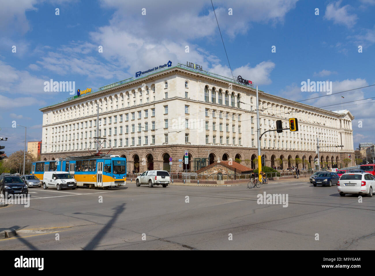 Un tramway passant devant le centre commercial TZUM-Sofia à Sofia, Bulgarie. Banque D'Images