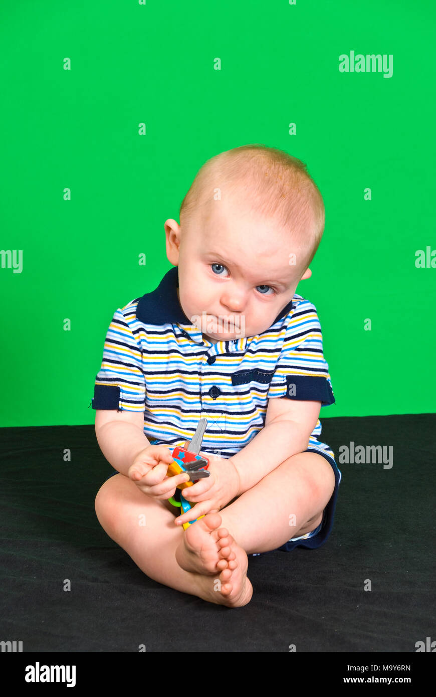 Triste 10 Mois Bebe Garcon Sur Un Ecran Vert Playing With Toy Photo Stock Alamy Triste 10 Mois Bebe Garcon Sur Un Ecran Vert Playing With Toy Photo Stock Alamy