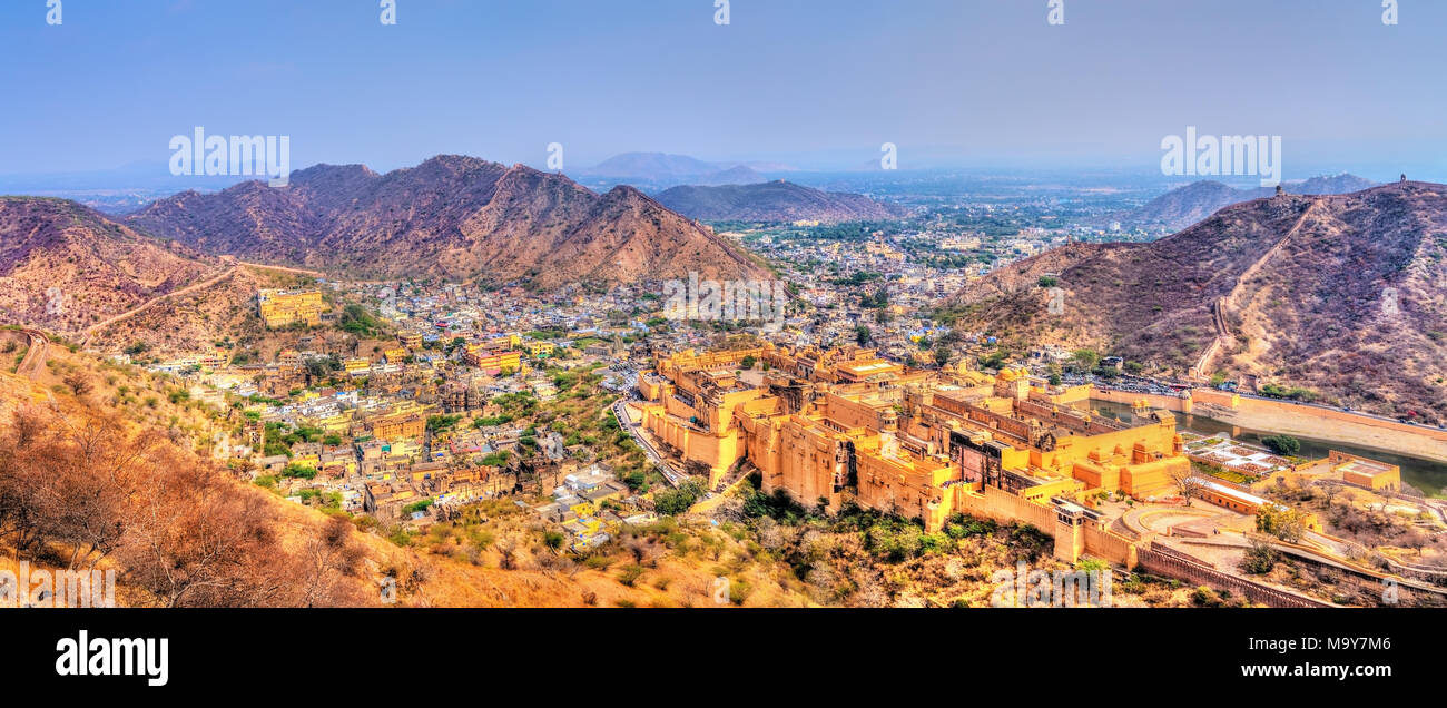 Vue de ville avec le Fort Amer. Une attraction touristique à Jaipur - Rajasthan, Inde Banque D'Images