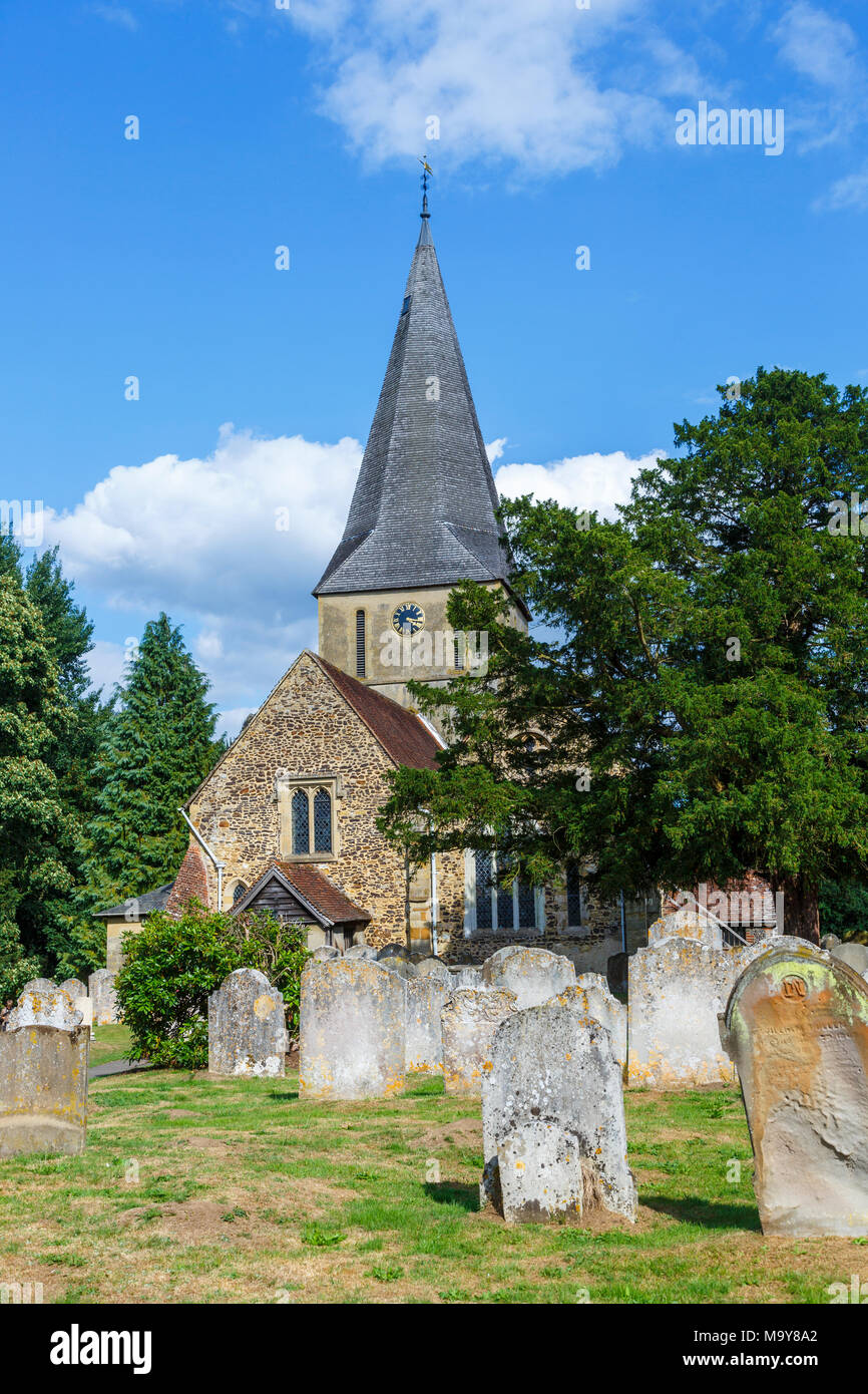 St James' Church spire et rural traditionnel avec churchyard, Shere, Surrey, Angleterre du sud sur une journée ensoleillée en Août Banque D'Images