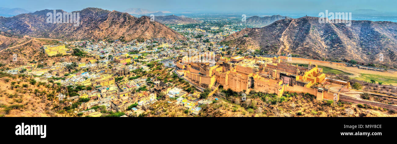 Panorama de la ville avec le Fort Amer. Une attraction touristique à Jaipur - Rajasthan, Inde Banque D'Images
