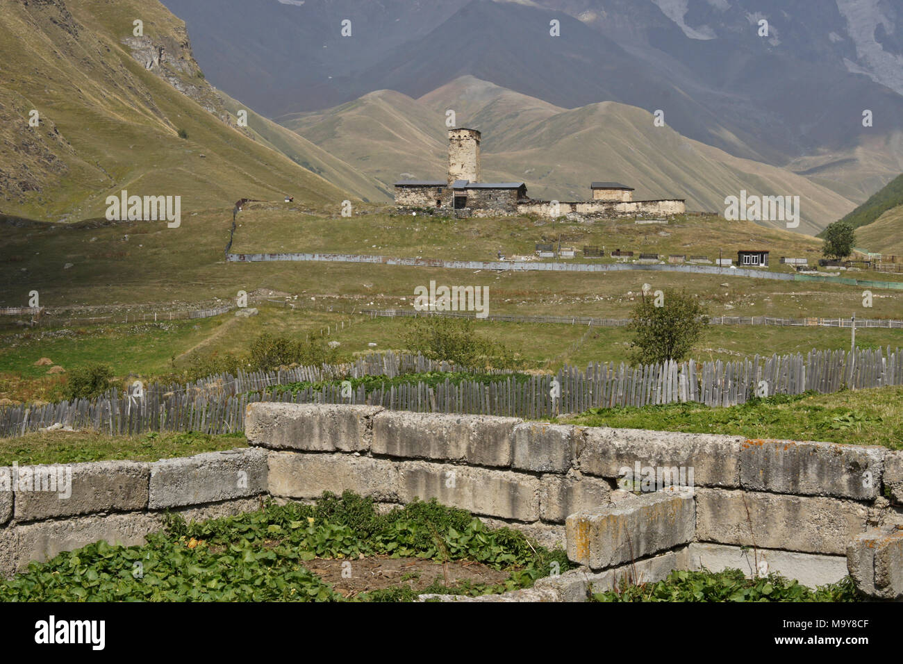 Un jardin et maison-tour dans le village d'Ushguli, Upper Svaneti, Géorgie Banque D'Images