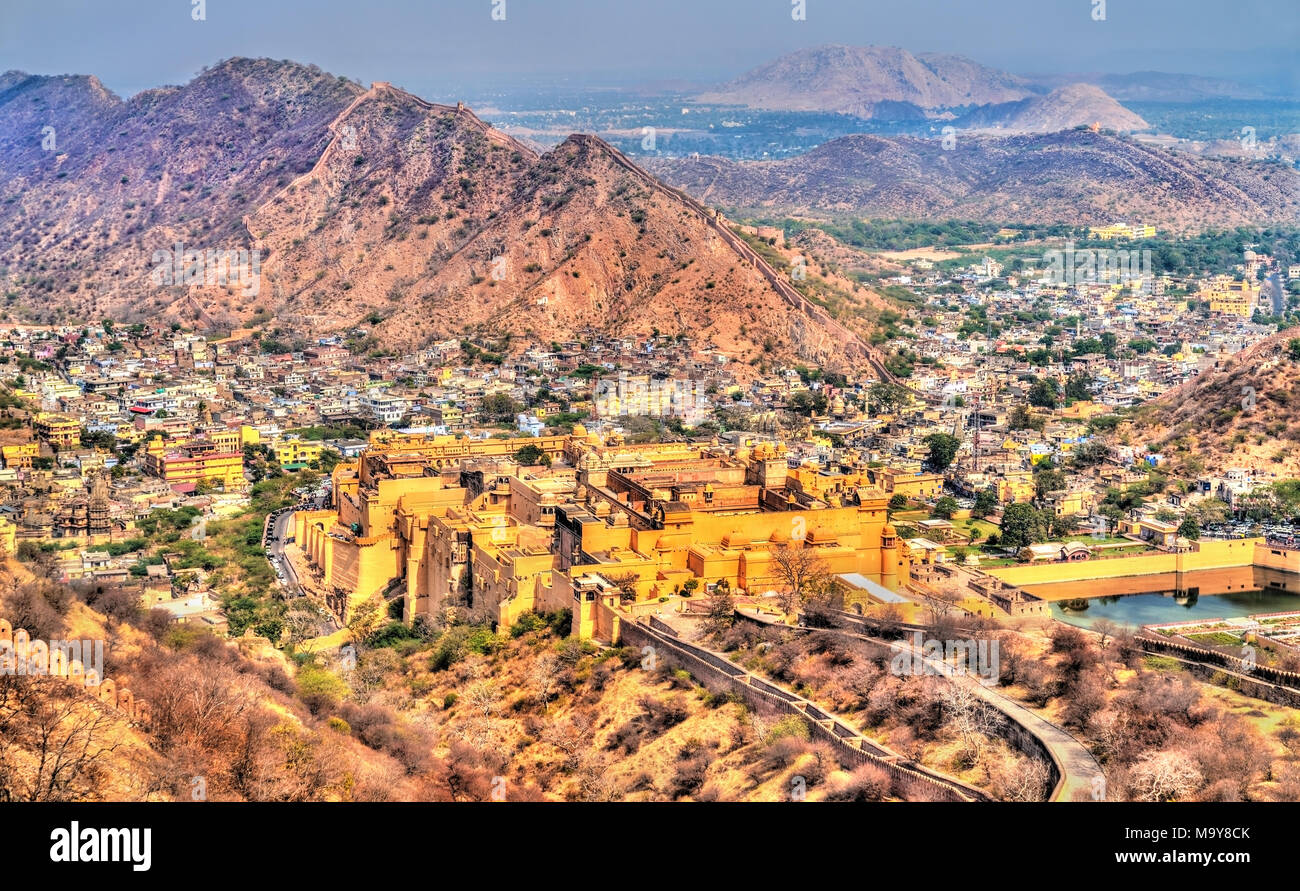 Vue de ville avec le Fort Amer. Une attraction touristique à Jaipur - Rajasthan, Inde Banque D'Images