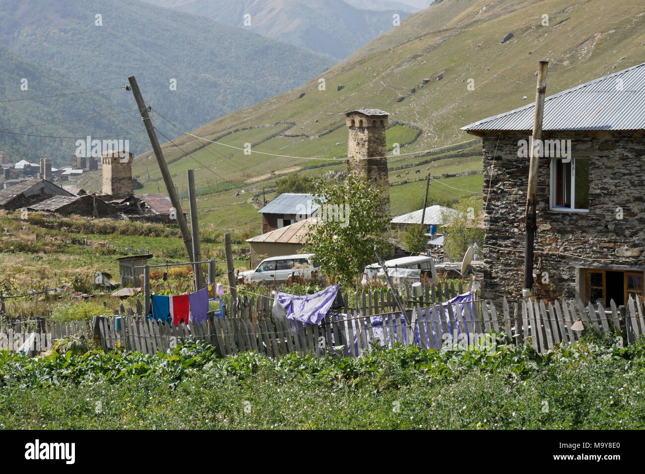 Tours médiévales jalonnent le paysage entre les maisons d'Ushguli Village, Upper Svaneti, Géorgie Banque D'Images