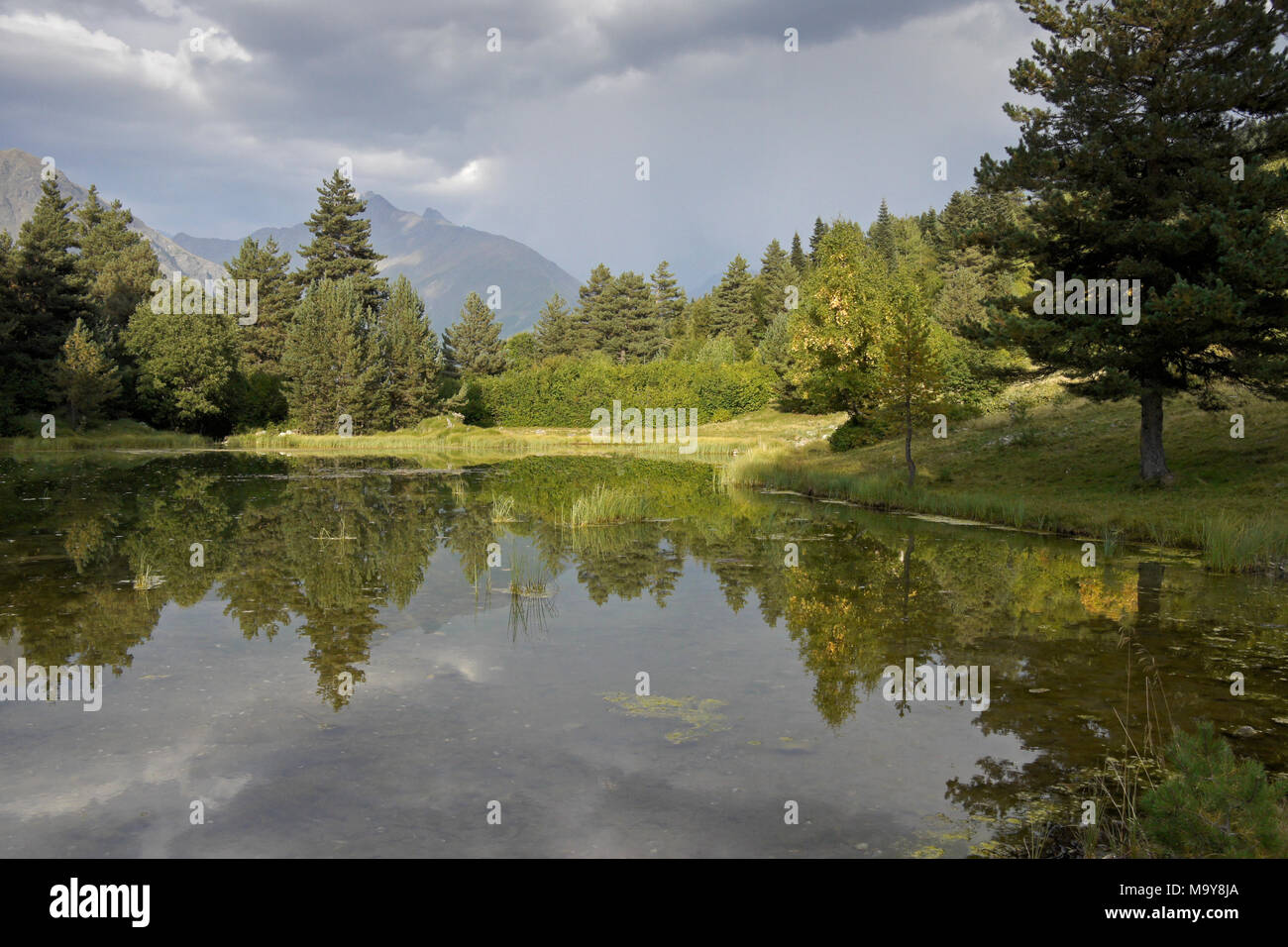 Ugviri avec Lac reflet de paysage environnant, Upper Svaneti, Caucase, Géorgie Banque D'Images