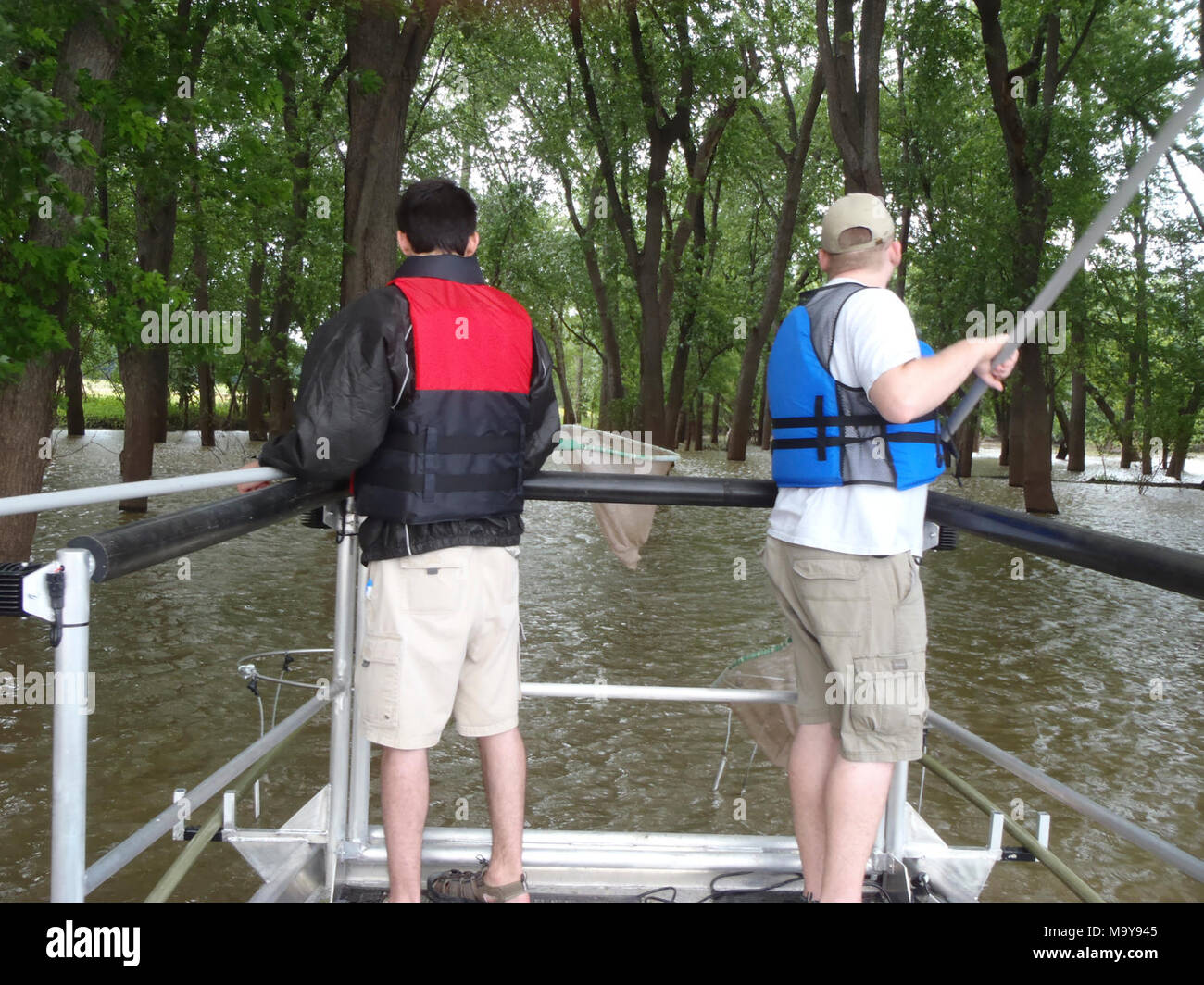 À l'électricité. John Myers, poisson, technicien et Jerrod Parker, étudiant diplômé de l'Université de l'Illinois, l'utilisation de l'échantillon de pêche électrique Wabash River - Banque D'Images