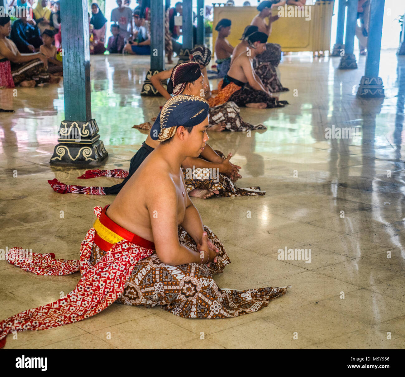 Beksan Putra, contemplant les danseurs de la cour avant d'un homme traditionnel palace dance performance au Kraton Ngayogyakarta Hadiningrat, le palais de th Banque D'Images