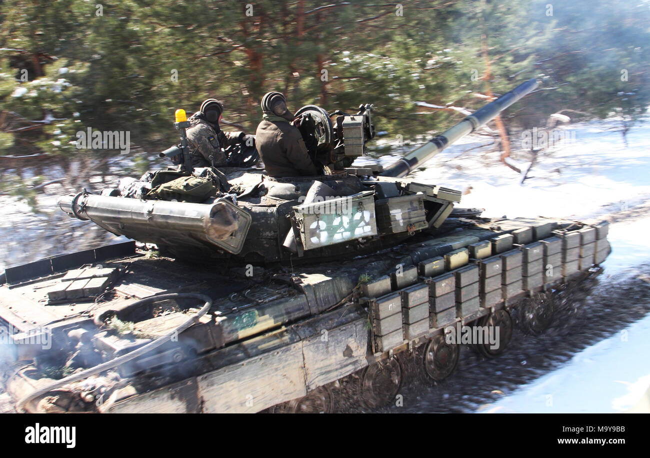 L'viv, Ukraine - soldats ukrainiens affectés au 3e Bataillon, 14e Brigade mécanisée, procède à un exercice d'entraînement sur le terrain du bataillon au centre d'instruction au combat de Yavoriv (CCT) ici 22 mars. En ce moment plus de 220 New York les soldats de la Garde nationale d'armée sont affectés à la CCT où ils travaillent avec l'armée ukrainienne qui s'efforcent vers leur objectif d'atteindre l'interopérabilité de l'OTAN. Banque D'Images
