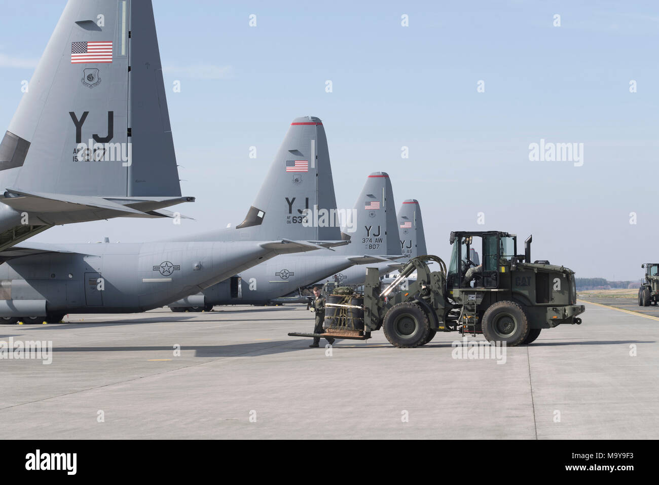 Aviateurs, avec le 374e Escadron de préparation logistique et le 36e Escadron de transport aérien charger un système de livraison de conteneurs (CDS) sur un ensemble C-130J Super Hercules à Yokota Air Base, Japon, le 26 mars 2018. Le 374e vol de mobilité combat LRS maintenir et préparer la livraison du fret aérien pour l'utilisation de systèmes et d'équipement durant les exercices et déploiements réels. (U.S. Air Force photo par Yasuo Osakabe) Banque D'Images