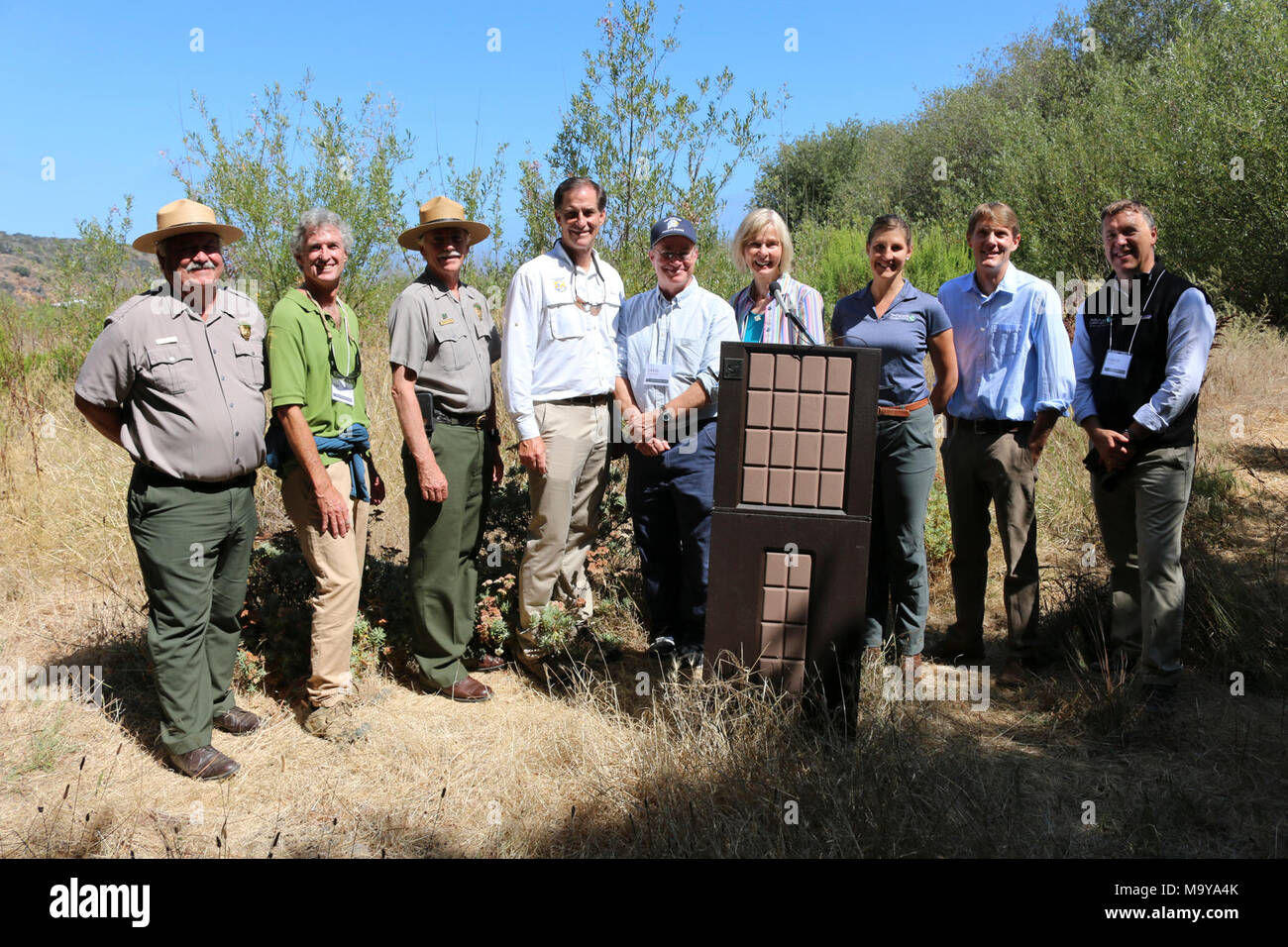 Partenaires L'île Fox. U.S. Fish and Wildlife Service Directeur Dan Ashe (centre) avec de gauche à droite Channel Islands National Park Surintendant Russell Galipeau, ancien biologiste National Park Service Tim Coonan, directeur du National Park Service Jon Jarvis, président de l'Institut d'études de la faune David Garcelon, Mme Lois Capps, îles de la Californie avec l'écologiste Nature Conservancy Christie Boser, Directeur de la Science avec Conservation de la nature, et la Californie, directeur de projet avec The Nature Conservancy Eamon O'Byrne. Banque D'Images