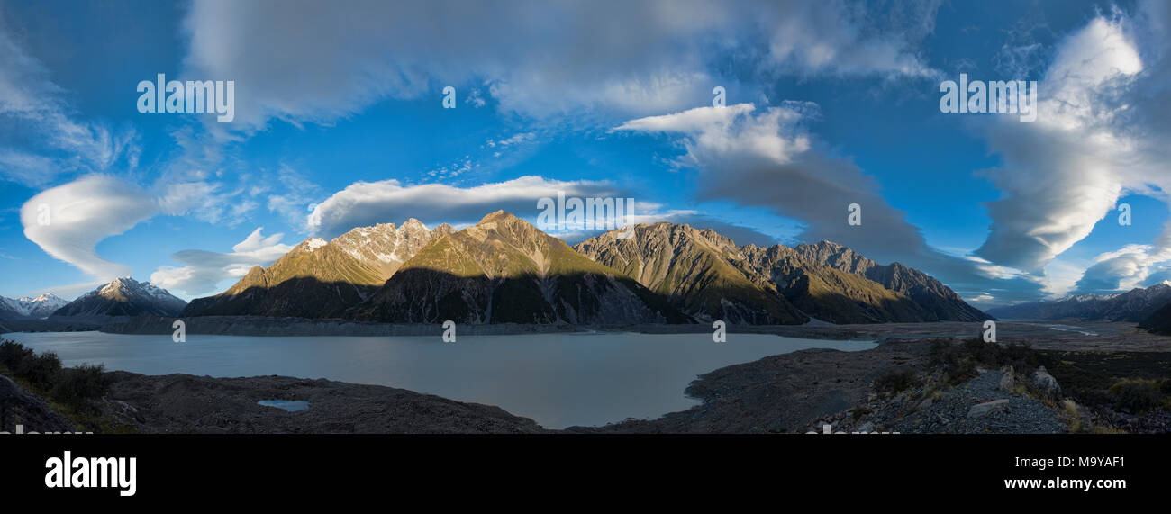 Nuages lenticulaires sauvages voile sur lac Tasman et les Alpes du Sud, Nouvelle-Zélande Banque D'Images