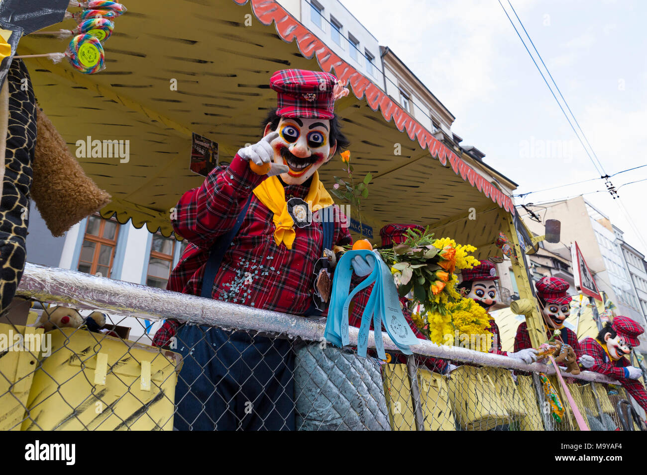 Carnaval de Bâle. Falknerstrasse, Bâle, Suisse - 21 février 2018. Close-up of carnival participant sur son float Banque D'Images