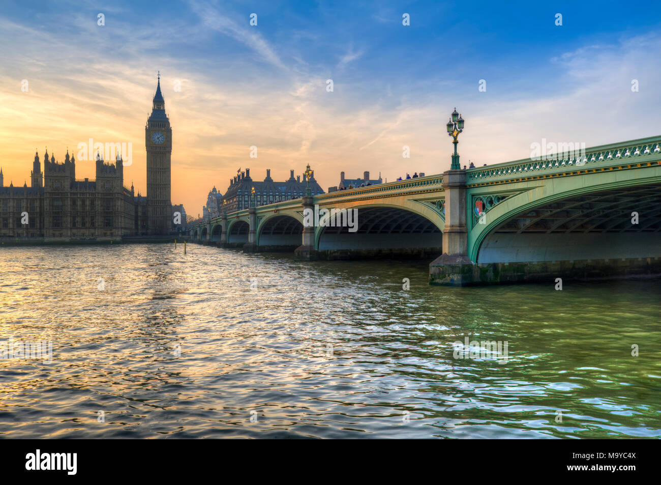 Big Ben et Westminster Bridge paysage pendant un coucher de soleil d'hiver Banque D'Images