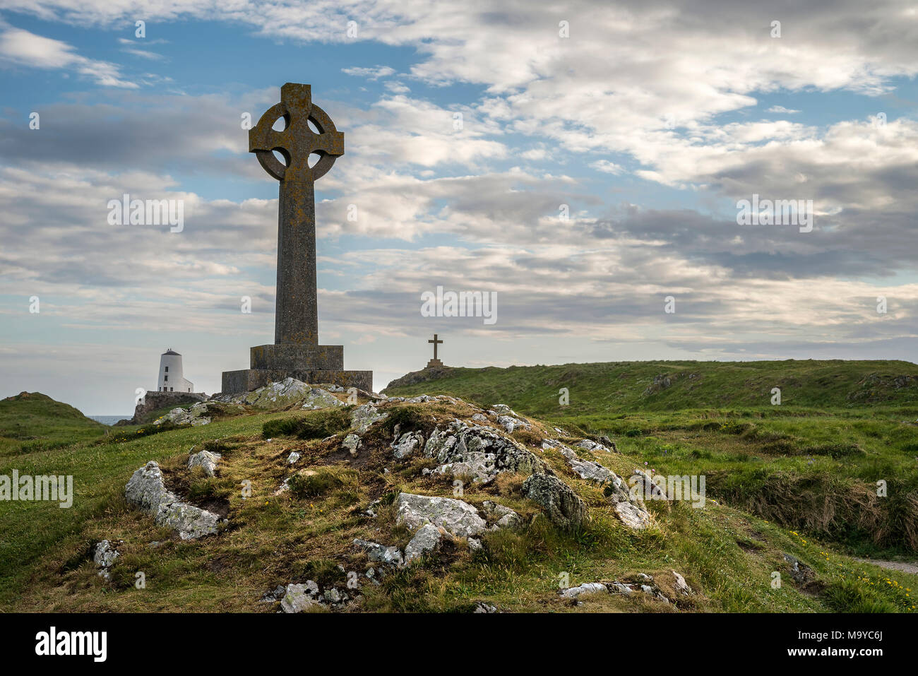 Avis de croix celtique sur l'île Llanddwyn Ynys dans Anglesey avec Twr Mawr Phare en paysage en arrière-plan Banque D'Images