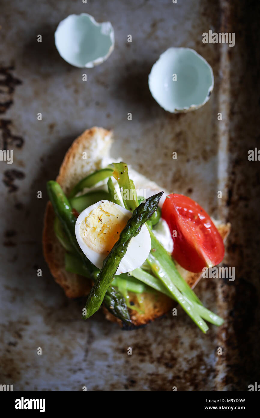 Oeufs de cailles, petits pois et asperges crostini Banque D'Images