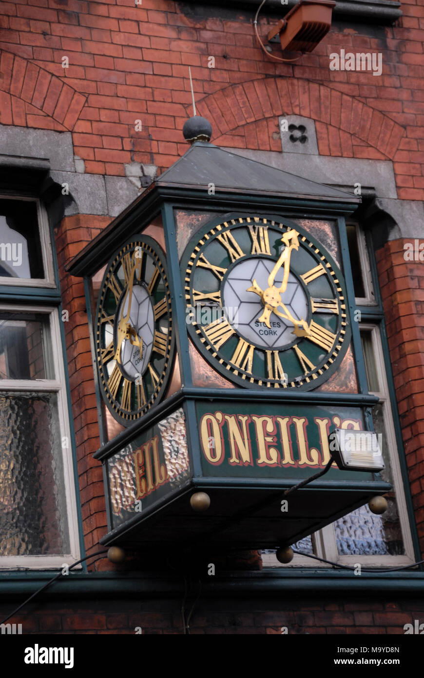 Une horloge ornementale au-dessus d'un pub à Dublin en Irlande du Sud Photo  Stock - Alamy